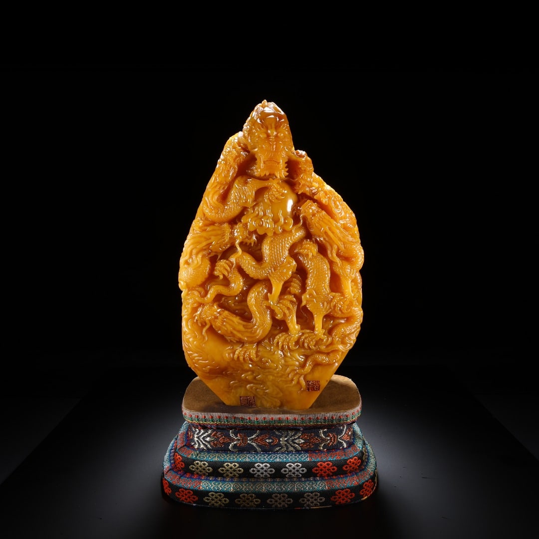 Qing Dynasty Tianhuangshi Dragon Play Pearl Ornament: Qing-Dynasty Tianhuang Stone Carving of Dragons Playing with a Pearl. Meticulously worked with singular artistry, the piece stands 28 cm tall, is 16 cm wide, and weighs 6,629 g. Firm in substance and 