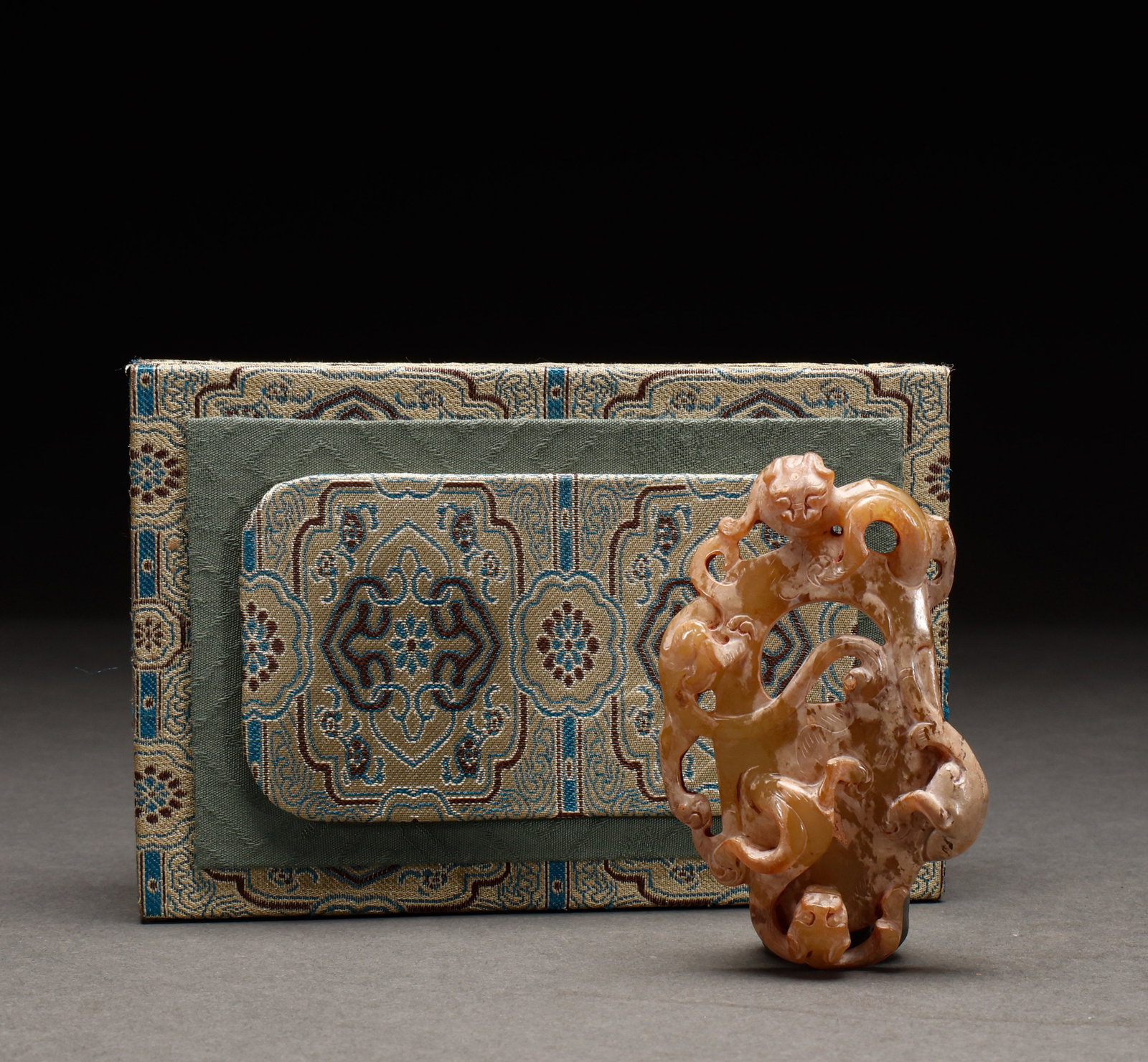 Hetian jade pendant before the Ming Dynasty: Pre-Ming Hetian Jade Pendant. Splendid and dignified, bearing an air of grandeur, the piece stands 8.7 cm tall, is 5.5 cm wide, and weighs 67 g. The jade is warm and translucent with naturally mellow 