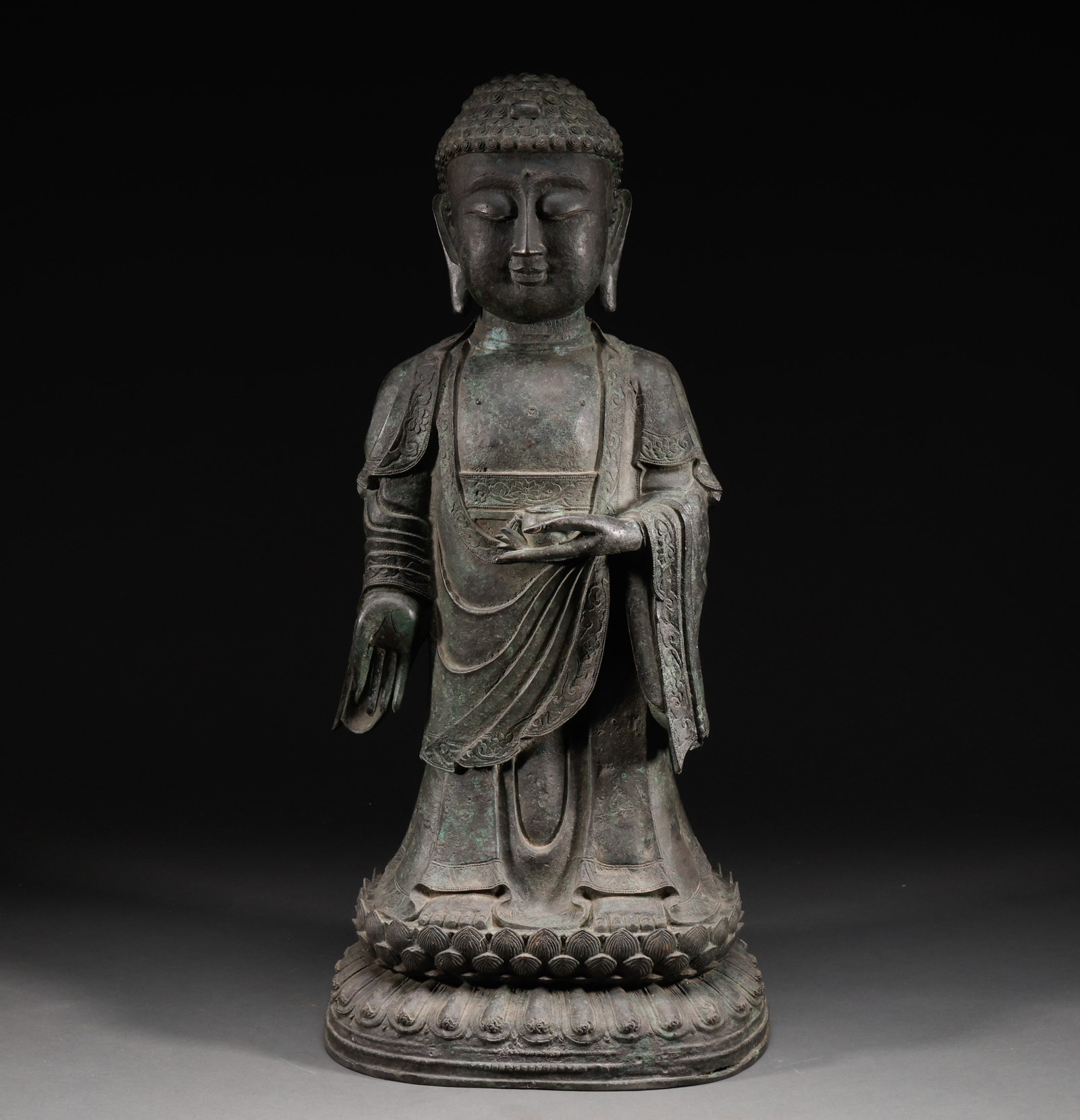 Before the Ming Dynasty, there was a bronze statue of Shakyamuni standing: Pre-Ming Gilt-Bronze Standing Shakyamuni Figure. Of superb material and workmanship alike, the piece stands 68 cm tall, is 31.5 cm wide, and weighs 24,625 g. Solid in substance with clear marks and an