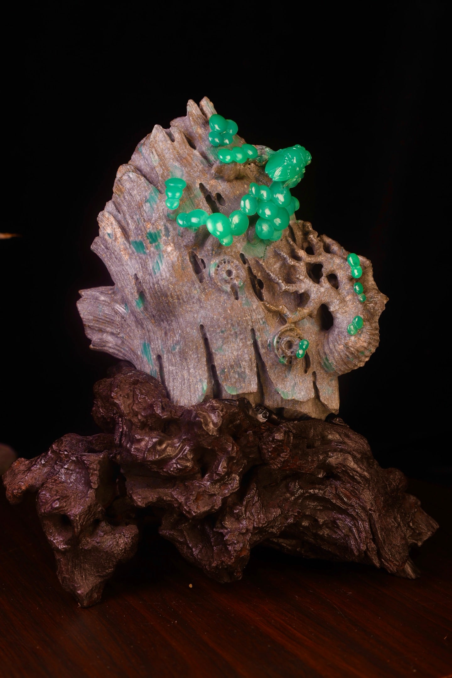 Qing Dynasty Shoushan Stone Carving Green Jade Bead Original Stone Mountain Stone Ornament: Qing-Dynasty Shoushan Stone Scholar's Mountain Ornament. Steeped in antique charm, its patina warm and mellow, the piece stands 13.5 cm tall, is 12 cm wide, and weighs 1,162 g. The tone is rich and th