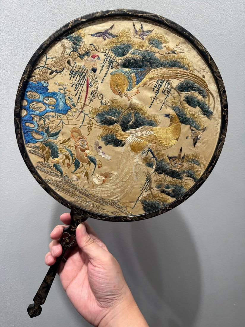 Embroidered flower and bird fan from the Qing Dynasty: Qing-Dynasty Embroidered Round Fan with Flowers and Birds. Elegant and serene, with a naturally refined bearing, the piece stands 49 cm tall, and is 27 cm wide. The modeling is well-considered and the