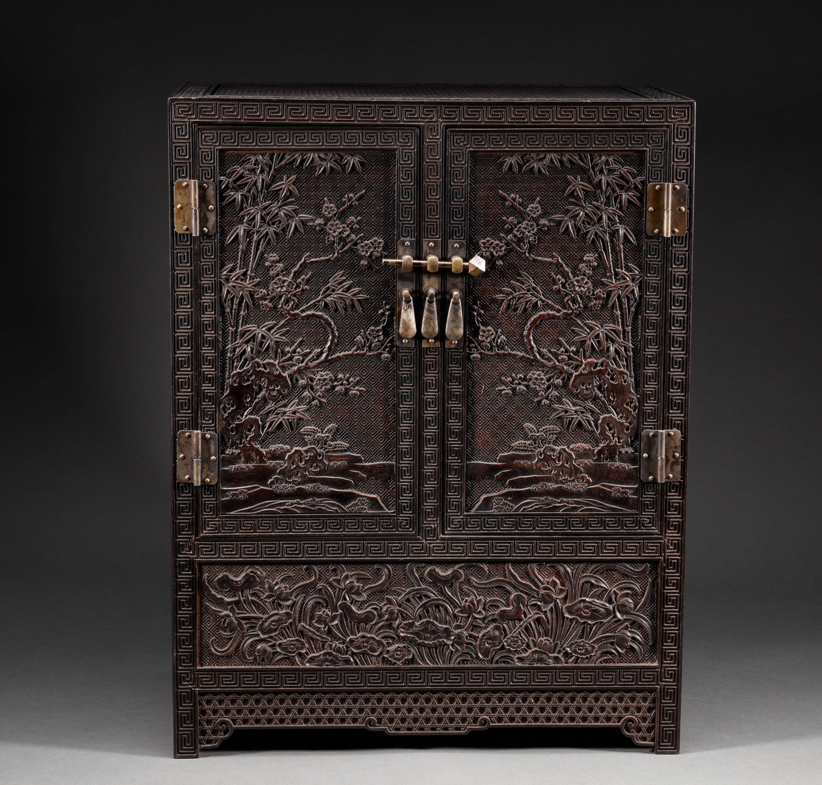 Qing Dynasty Purple Sandalwood Flower Pattern Museum Box: Qing-Dynasty Zitan Antique Chest with Floral Motifs. With a quiet, dignified air of refined elegance, the piece stands 49 cm tall, measures 38 cm in length, is 25 cm wide, and weighs 9,696 g. The form