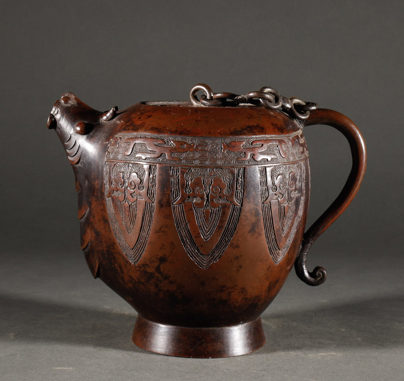 Returning Qing Dynasty copper: Returned Qing-Dynasty Bronze Object. Crafted with the consummate skill of a golden age, the piece stands 16 cm tall, is 20 cm wide, and weighs 1,180 g. The bronze is of pure quality with a settled pat