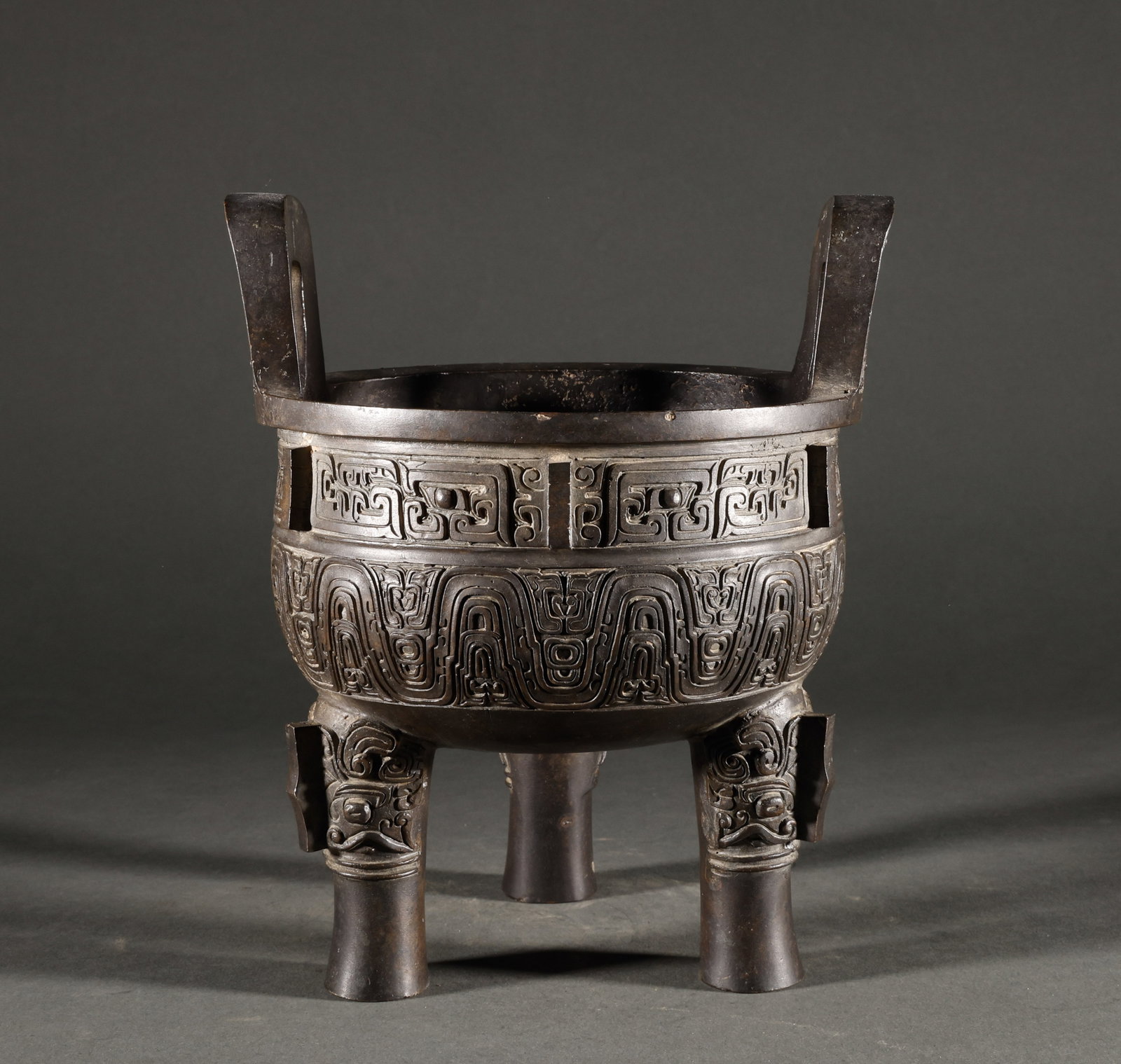 Returning Qing Dynasty copper: Returned Qing-Dynasty Bronze Object. Of superb material and workmanship alike, the piece stands 22 cm tall, is 18 cm wide, and weighs 3,404 g. Solid in substance with clear marks and an archaic grace,