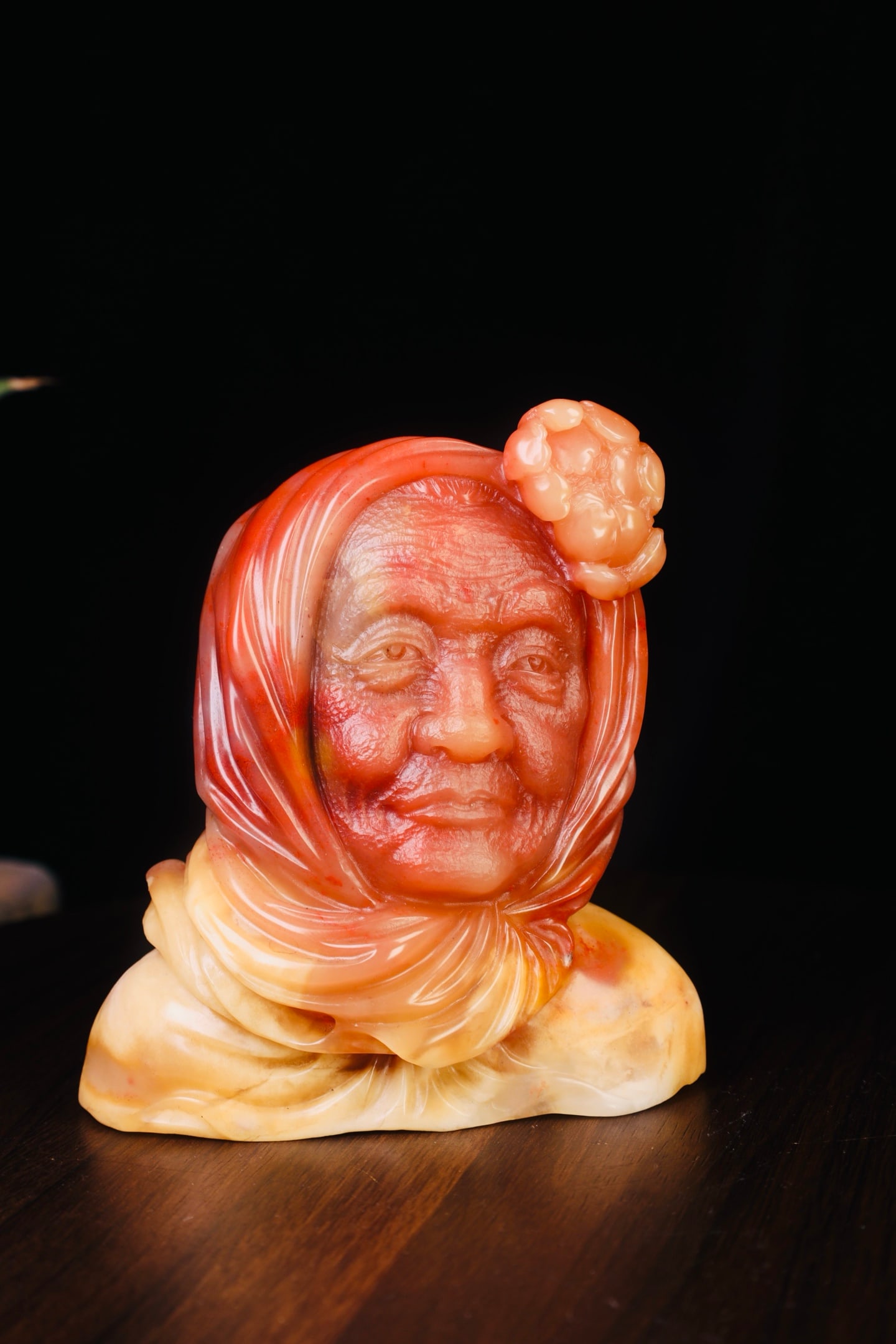 Qing Dynasty Shoushan Stone Elder Portrait Ornament: Qing-Dynasty Shoushan Stone Carving of an Elder's Head. Lofty in style and timeless in appeal, the piece stands 11 cm tall, is 7 cm wide, and weighs 821 g. Firm in substance and pleasantly glossy, nat