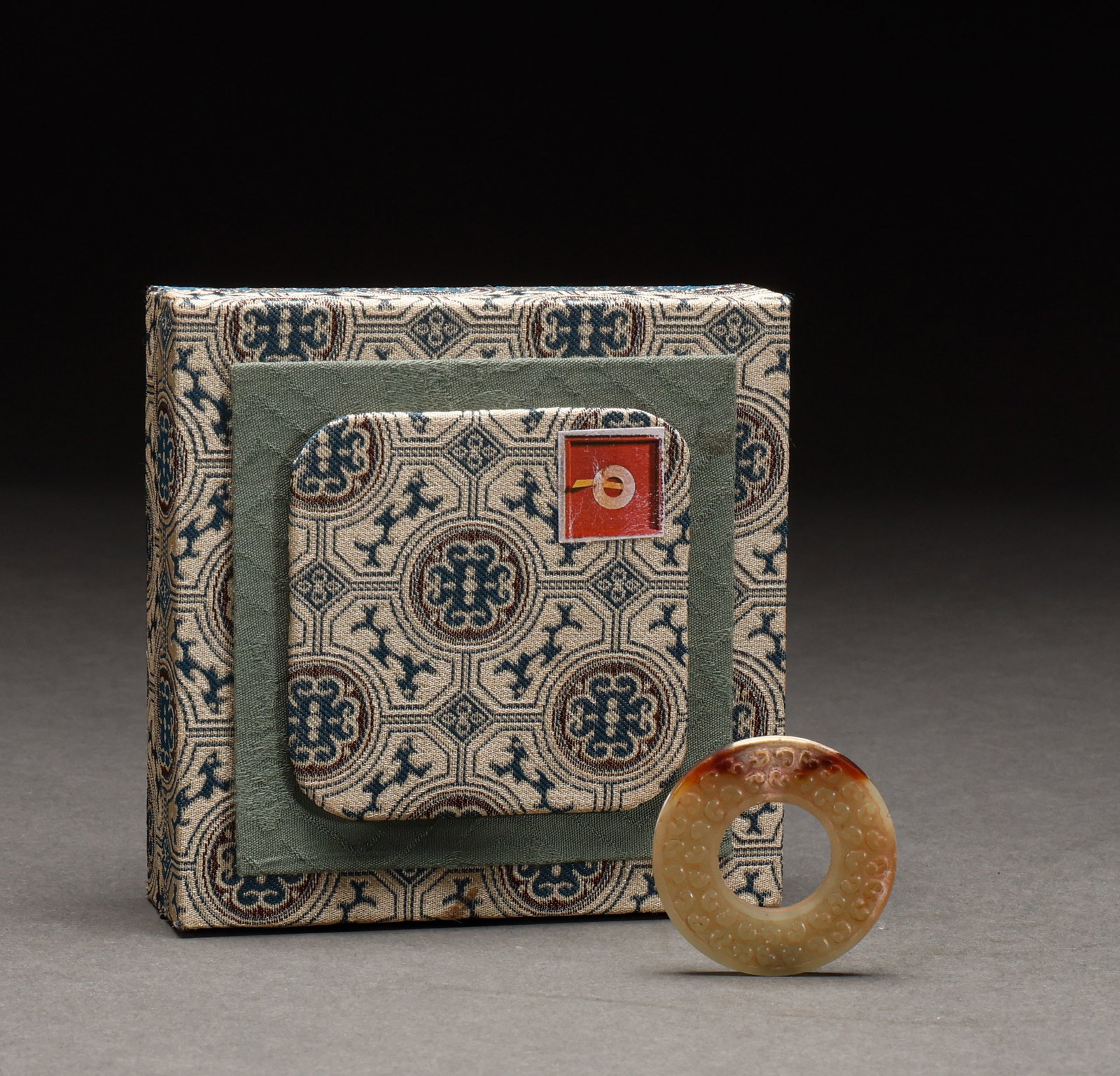 He Tian Yubi before the Ming Dynasty: Pre-Ming Hetian Jade Bi Disc. Elegant and serene, with a naturally refined bearing, the piece is 4 cm in diameter, is 0.4 cm in diameter, and weighs 11 g. The material is glossy, the carving incisive 