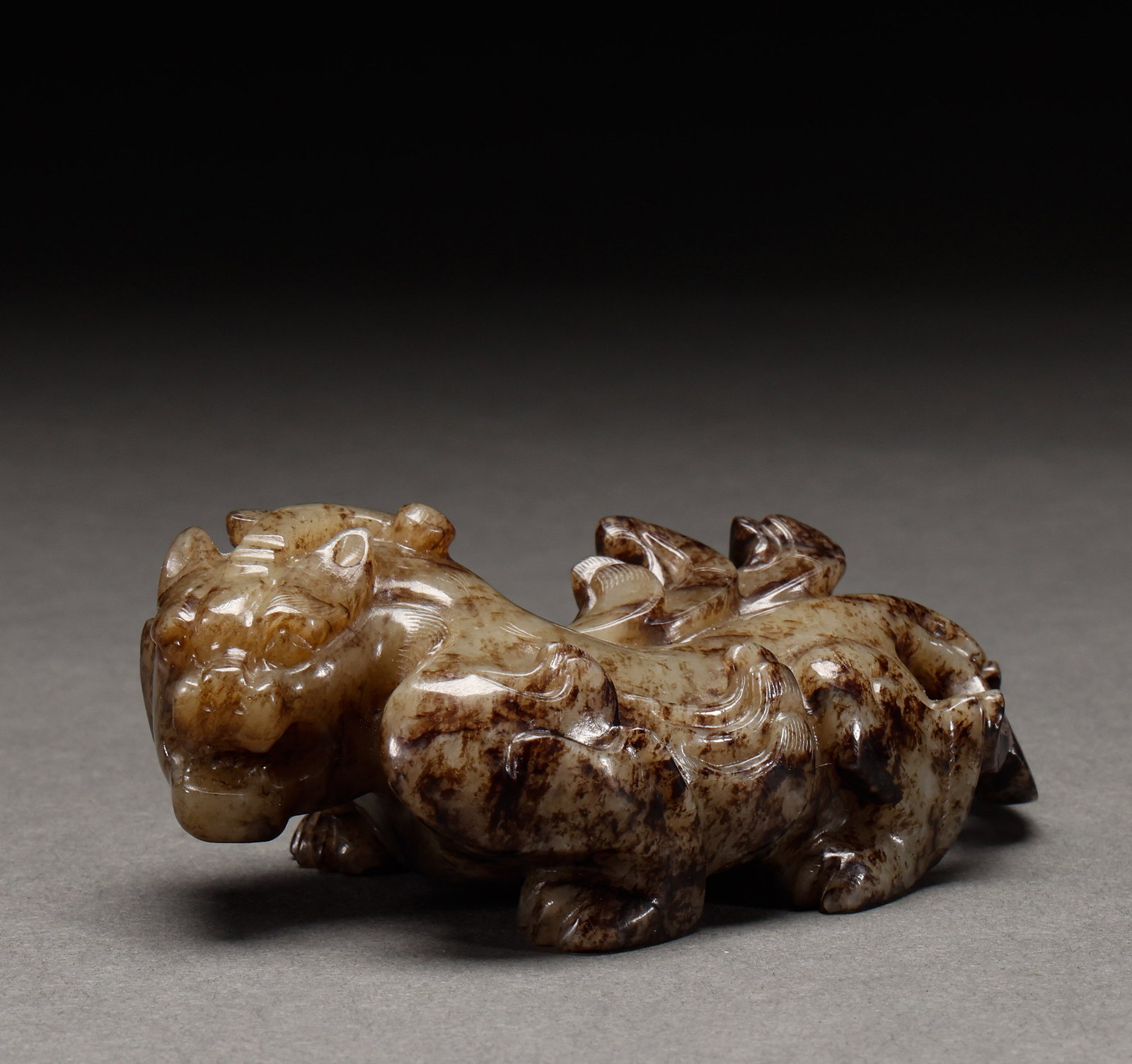 Hotan Yurui Beast before the Ming Dynasty: Pre-Ming Hetian Jade Auspicious Beast. Well-proportioned in form and flowing in line, the piece stands 4.5 cm tall, is 11.5 cm wide, and weighs 315 g. The tone is rich and the lapidary work superb, th