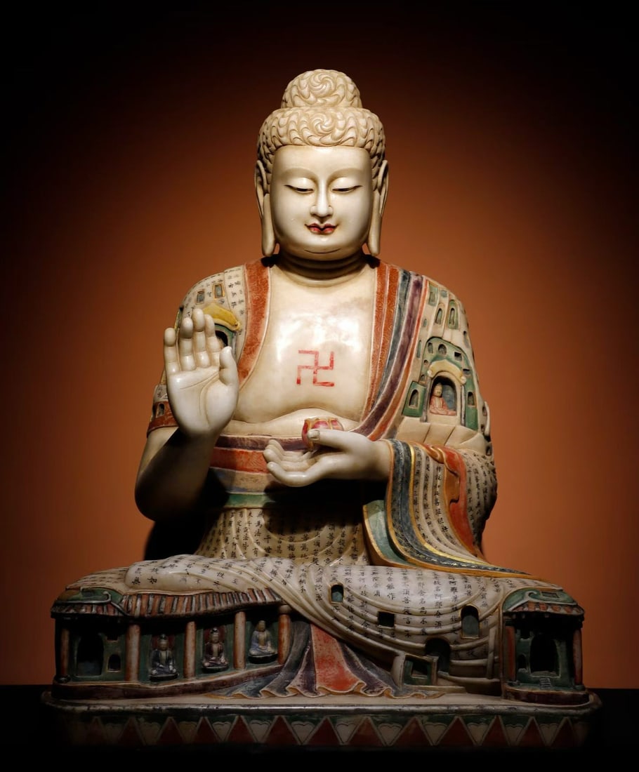 Before the Ming Dynasty, white marble painted statue of Shakyamuni Buddha sitting: Pre-Ming Painted White-Marble Seated Shakyamuni Buddha. Splendid and dignified, bearing an air of grandeur, the piece stands 108 cm tall, is 75 cm wide, and is 55 cm thick. The countenance is solemn a