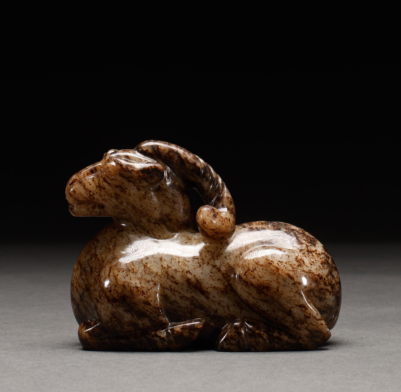 He Tian Yuyang before the Ming Dynasty: Pre-Ming Hetian Jade Ram. Elegant and serene, with a naturally refined bearing, the piece stands 9 cm tall, is 12 cm wide, and weighs 781 g. The material is glossy, the carving incisive and full of an