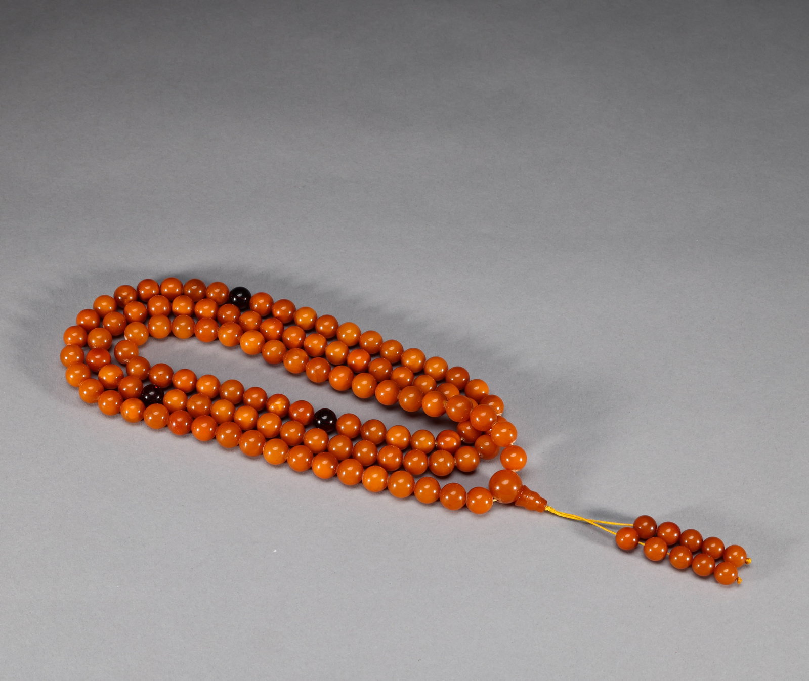 Qing Dynasty beeswax 108 sons Chaozhu: Qing-Dynasty Amber Court Necklace of 108 Beads. Well-proportioned in form and flowing in line, the piece is 1.4 cm in diameter, and weighs 95 g. Precious in material and naturally veined, carved to su