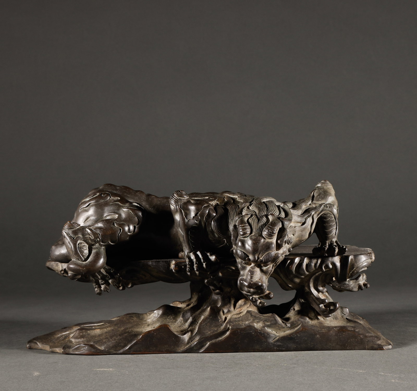 Returning Qing Dynasty copper: Returned Qing-Dynasty Bronze Object. Of superb material and workmanship alike, the piece stands 11 cm tall, is 25 cm wide, and weighs 3,061 g. Solid in substance with clear marks and an archaic grace,