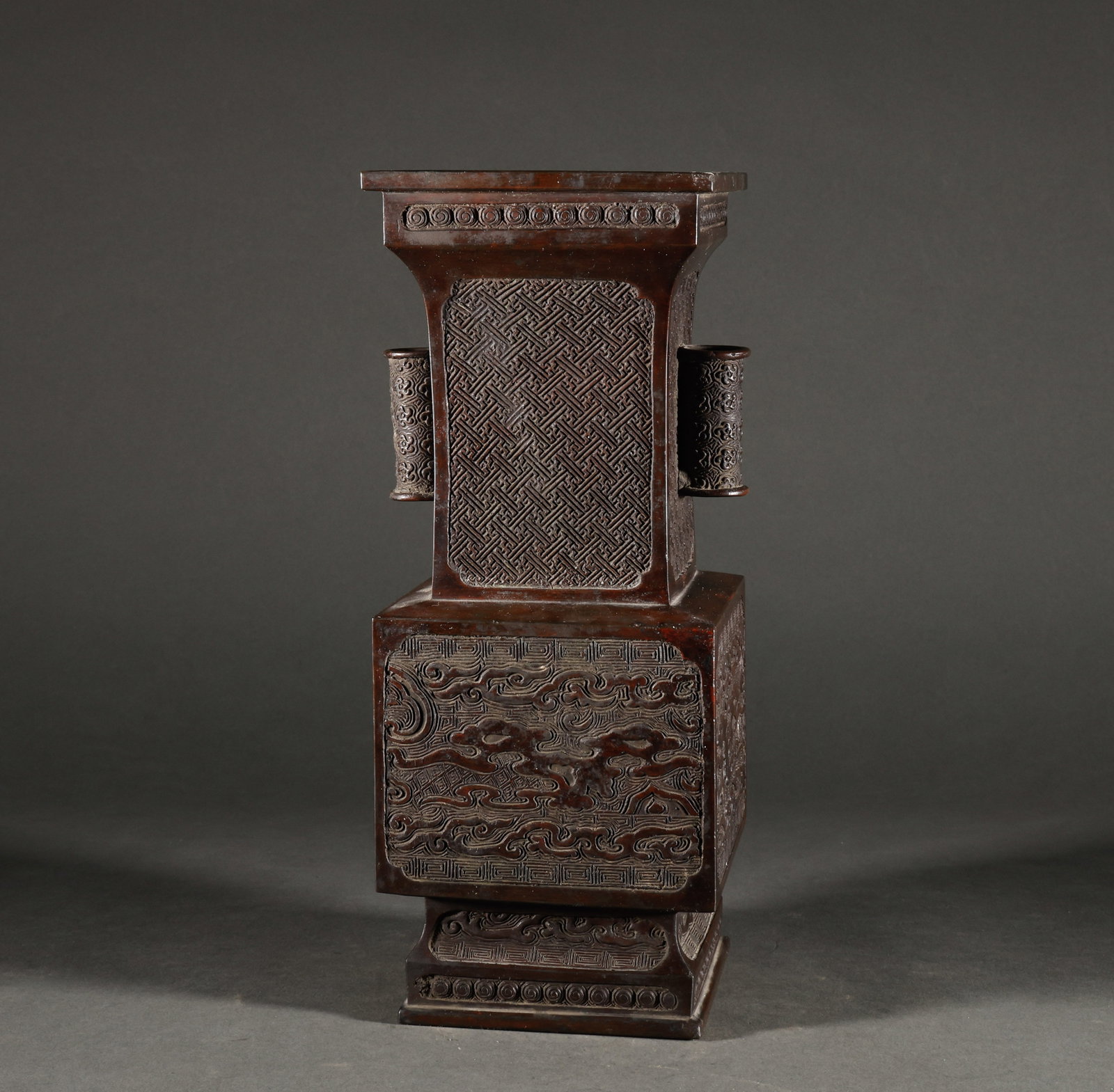 Returning Qing Dynasty copper: Returned Qing-Dynasty Bronze Object. Meticulously worked with singular artistry, the piece stands 30 cm tall, is 12 cm wide, and weighs 2,371 g. The modeling is well-considered and the workmanship reg