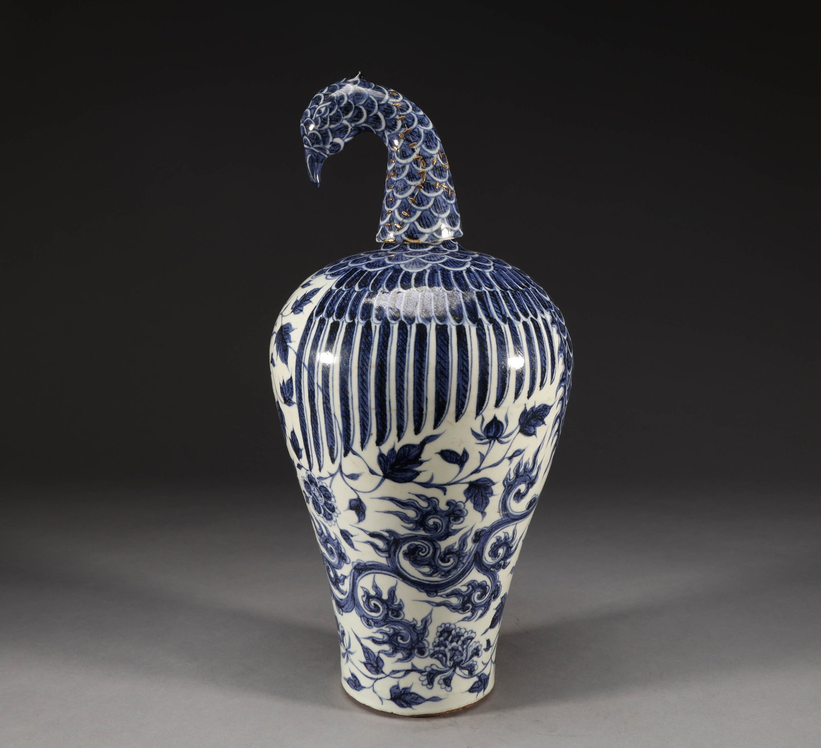 Qing Dynasty Blue and White Flower Pattern Chicken Head Bottle: Qing-Dynasty Blue-and-White Rooster-Headed Vase with Floral Motifs. Lofty in style and timeless in appeal, the piece stands 38 cm tall, is 19 cm wide, and weighs 1,568 g. The form is full, the glaze c