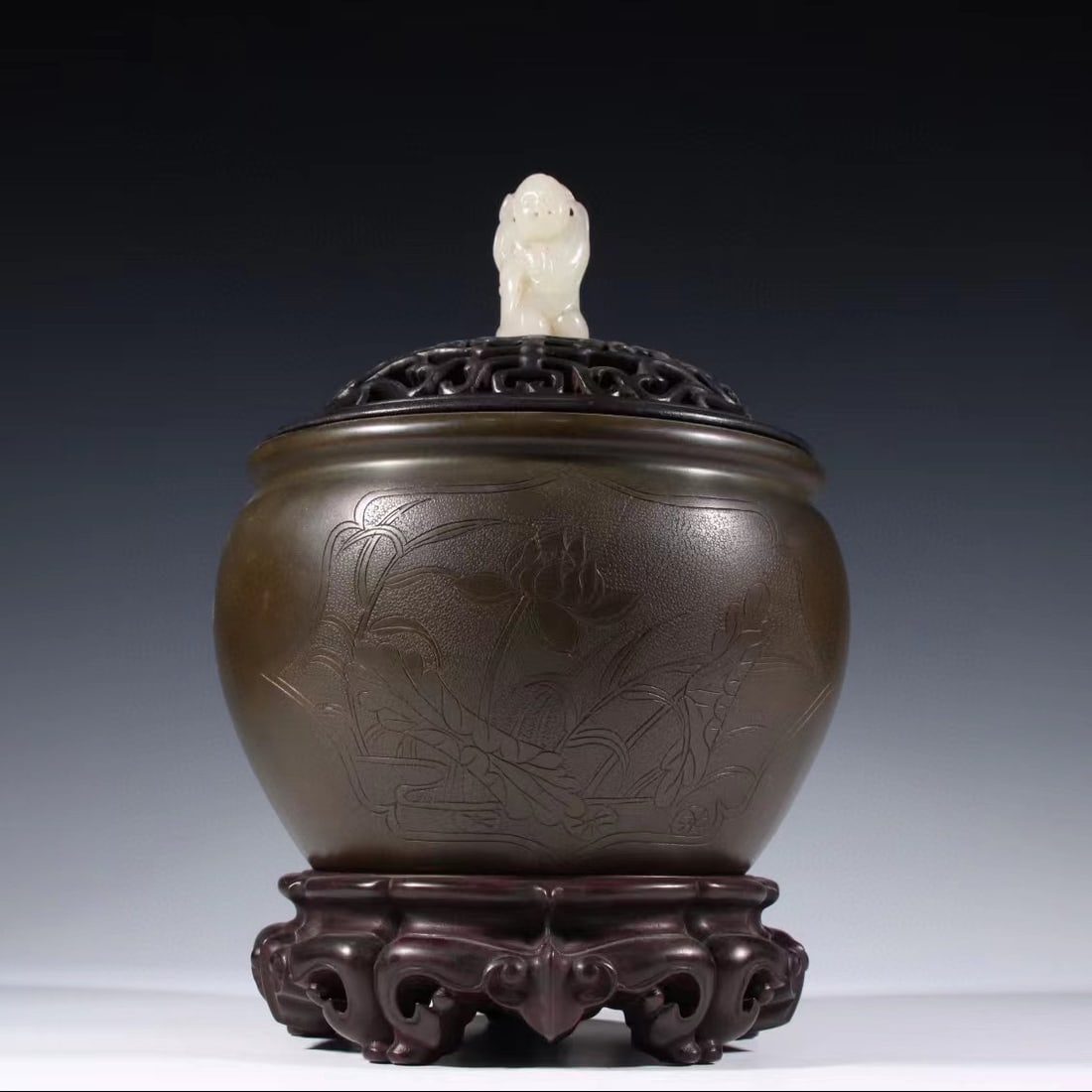 Ming Dynasty lotus leaf patterned cylindrical copper aromatherapy stove: Ming-Dynasty Lotus-Leaf Bronze Incense Burner in Jar Form. Perfectly formed and full of distinctive charm, the piece stands 26 cm tall, is 18 cm wide, and weighs 3,744 g. With a composed expression an
