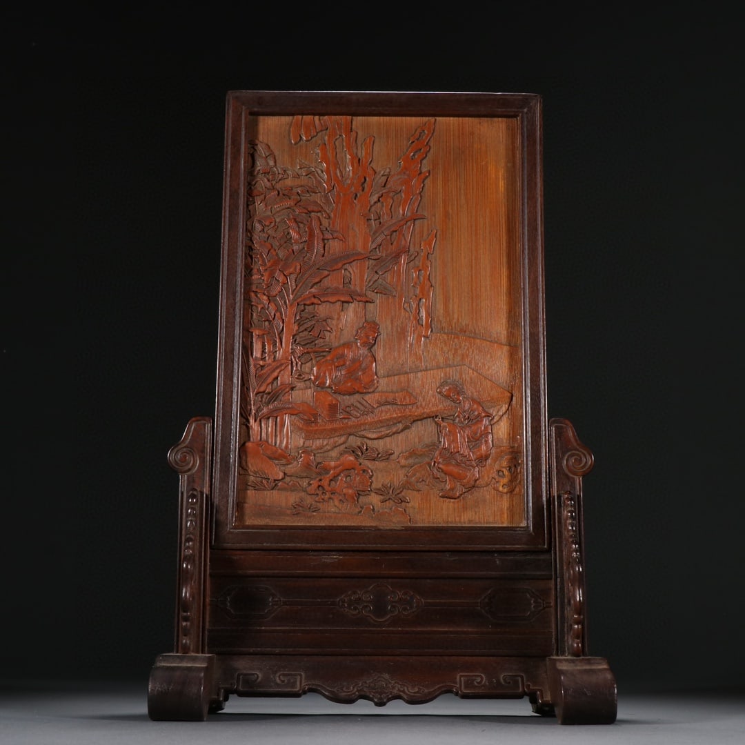 Qing Dynasty Redwood Inlaid Bamboo Carving Character Story Screen Insertion: Qing-Dynasty Rosewood Table Screen Inlaid with Bamboo Carvings of Figures. Elegant and serene, with a naturally refined bearing, the piece stands 38.5 cm tall, is 25 cm wide, and weighs 1,050 g. The g