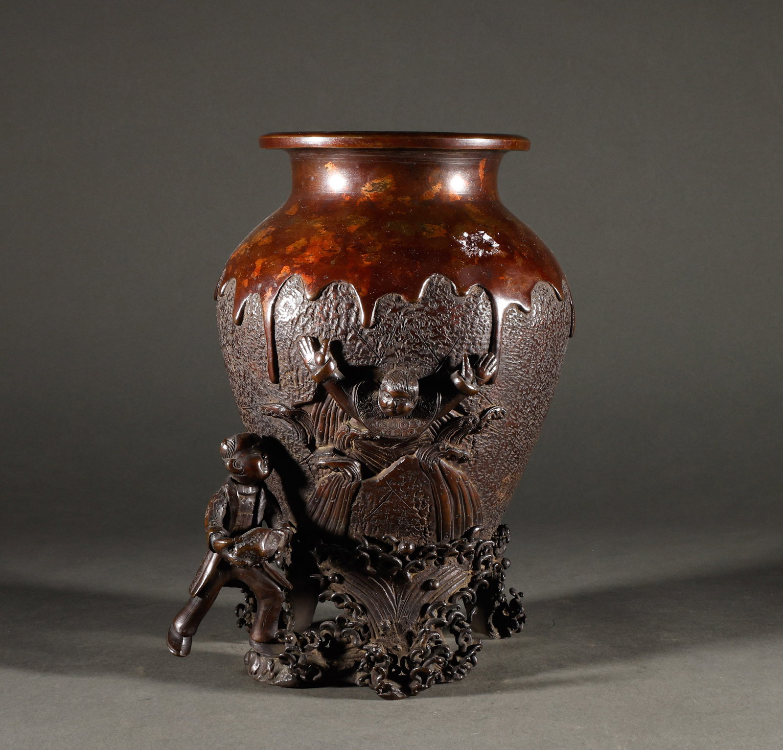 Returning Qing Dynasty copper: Returned Qing-Dynasty Bronze Object. Well-proportioned in form and flowing in line, the piece stands 25 cm tall, is 16 cm wide, and weighs 2,903 g. The form is robust, the decoration refined, the pati
