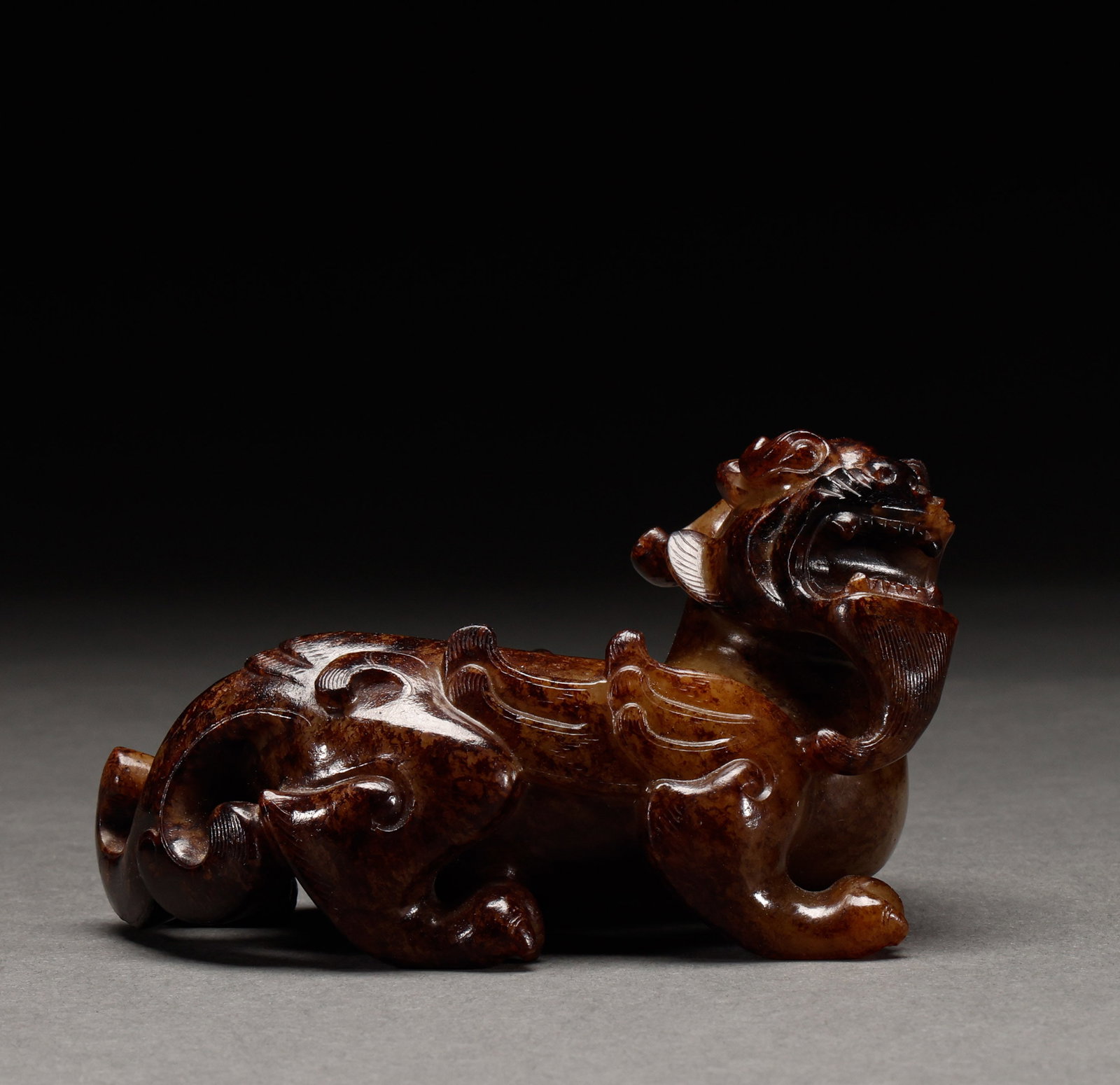 Hotan Yurui Beast before the Ming Dynasty: Pre-Ming Hetian Jade Auspicious Beast. Of superb material and workmanship alike, the piece stands 7 cm tall, is 11 cm wide, and weighs 498 g. Fine-grained and thickly patinated, complete in form and