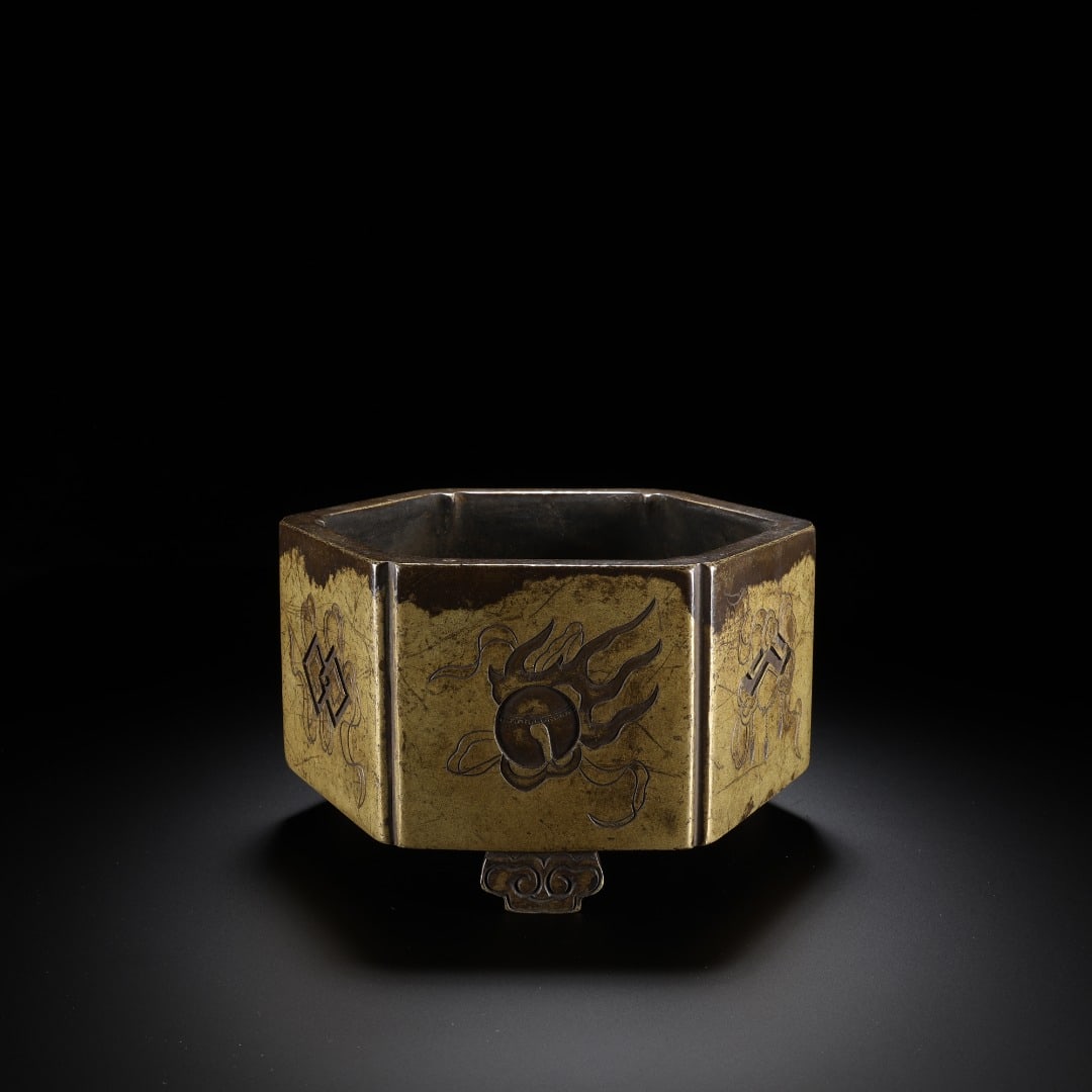 Ming Dynasty copper octagonal patterned incense burner: Ming-Dynasty Octagonal Bronze Censer. Embodying a century of master craftsmanship, the piece stands 8 cm tall, is 13 cm wide, and weighs 1,248 g. With a composed expression and a majestic bearing, it 