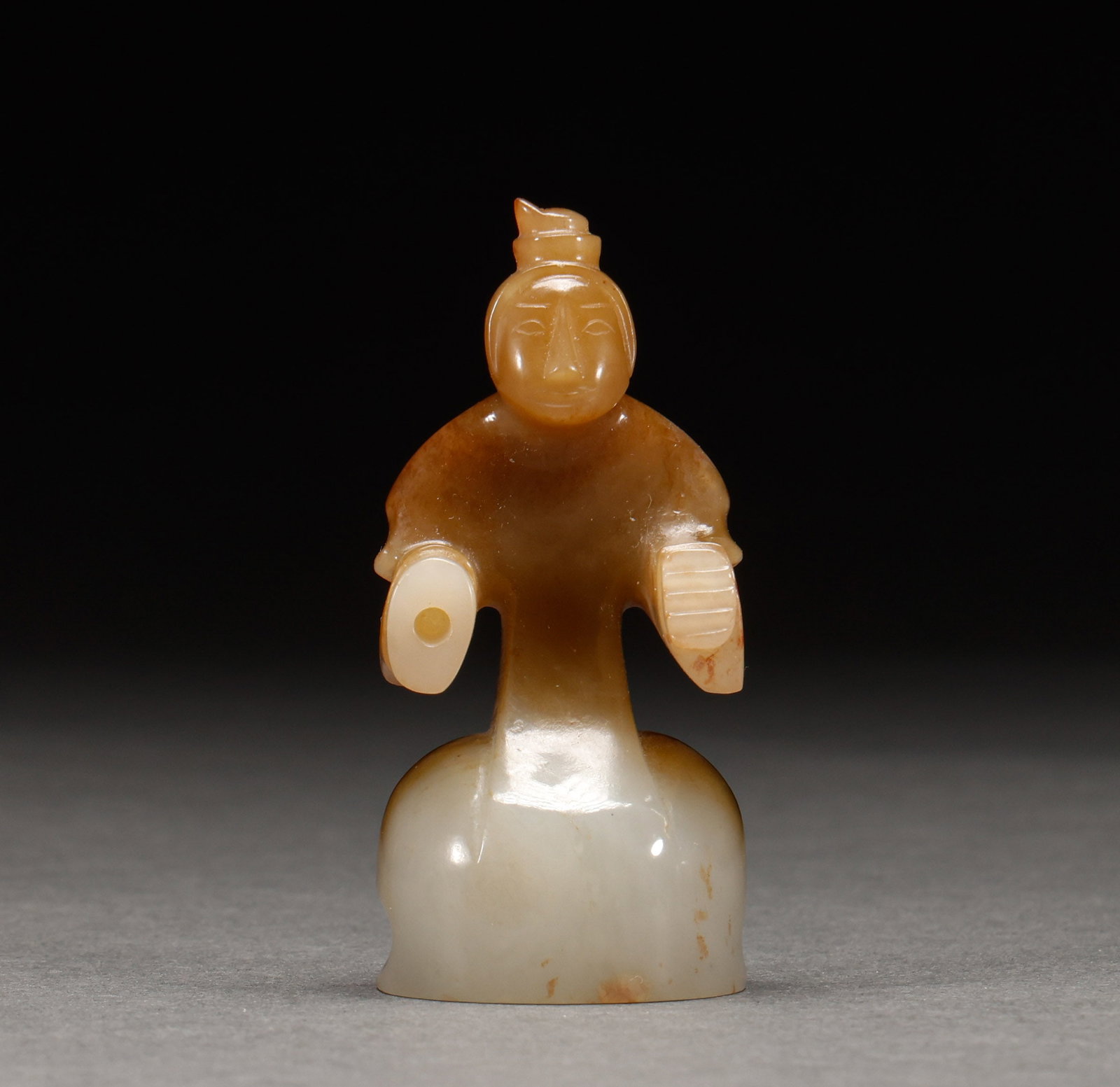Hotan Jade Wengzhong before the Ming Dynasty: Pre-Ming Hetian Jade Wengzhong (Figure Pendant). Imposing in presence and radiant with vitality, the piece stands 7 cm tall, is 3.2 cm wide, and weighs 64 g. The jade is warm and translucent with natu