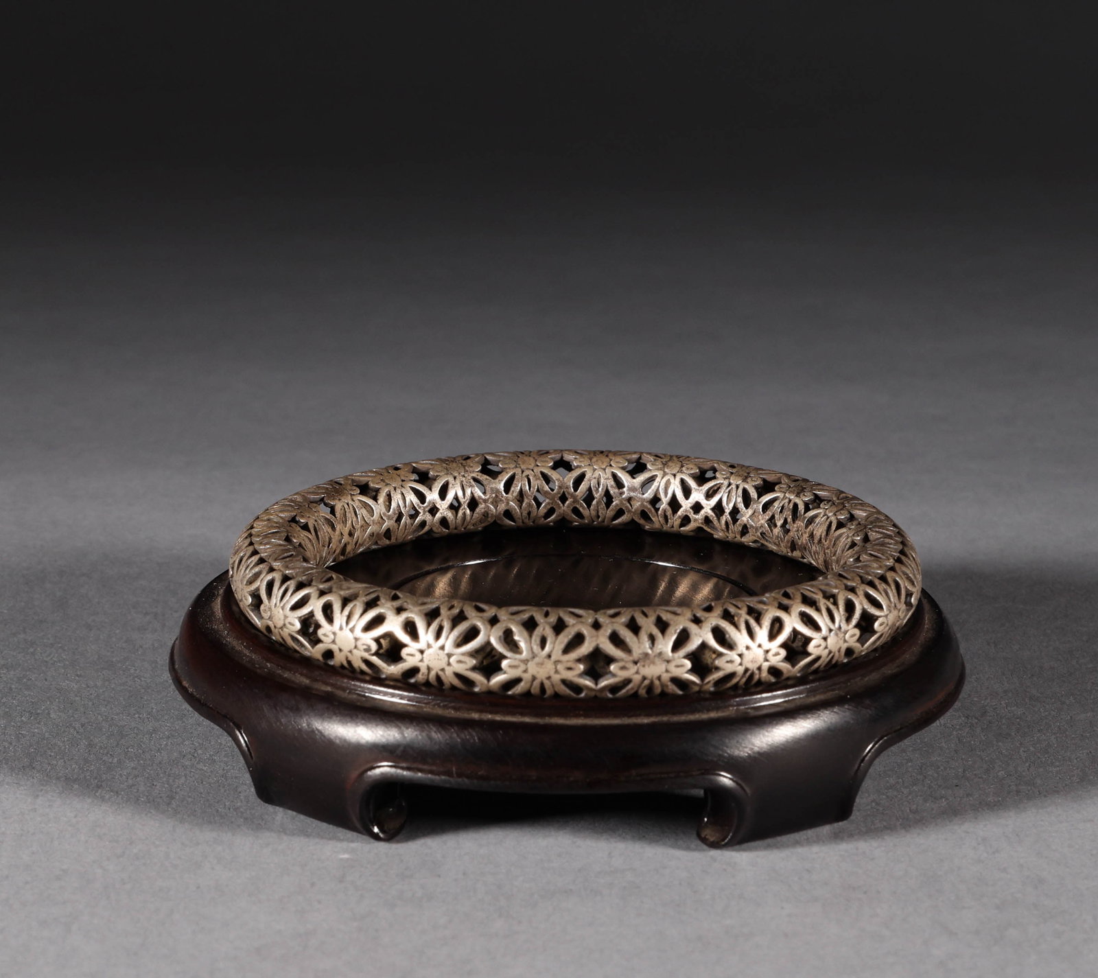 Qing Dynasty silver hollow bracelet: Qing-Dynasty Silver Openwork Bangle. Well-proportioned in form and flowing in line, the piece is 6.3 cm in diameter, and weighs 49 g. The tone is rich and the lapidary work superb, the motifs auspicio