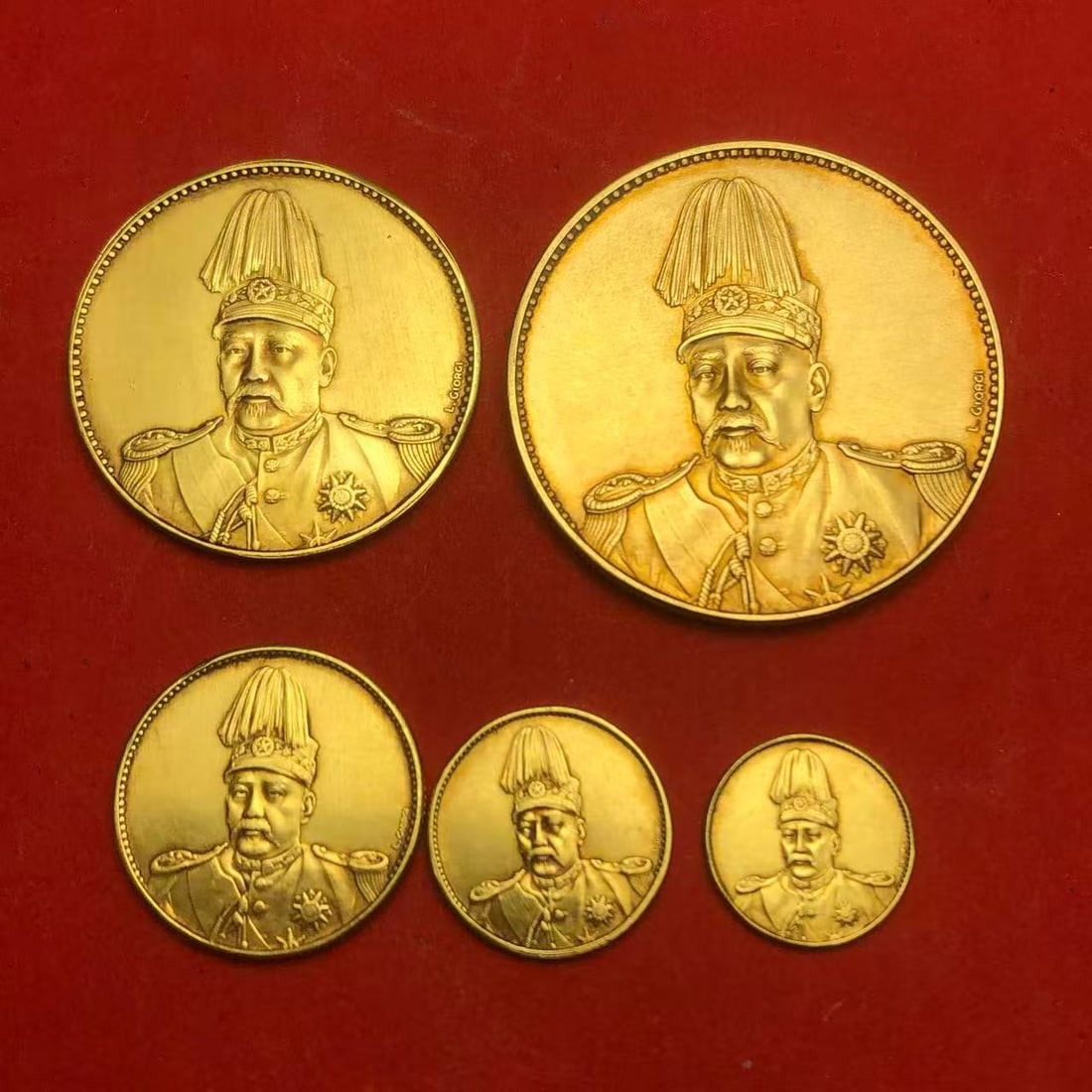 A set of Republic of China gold coins: Republic-Era Gold Coin Set. Meticulously worked with singular artistry, the piece is 3.9 cm in diameter, is 16 cm in diameter, and weighs 71.14 g. The modeling is well-considered and the workmanship r