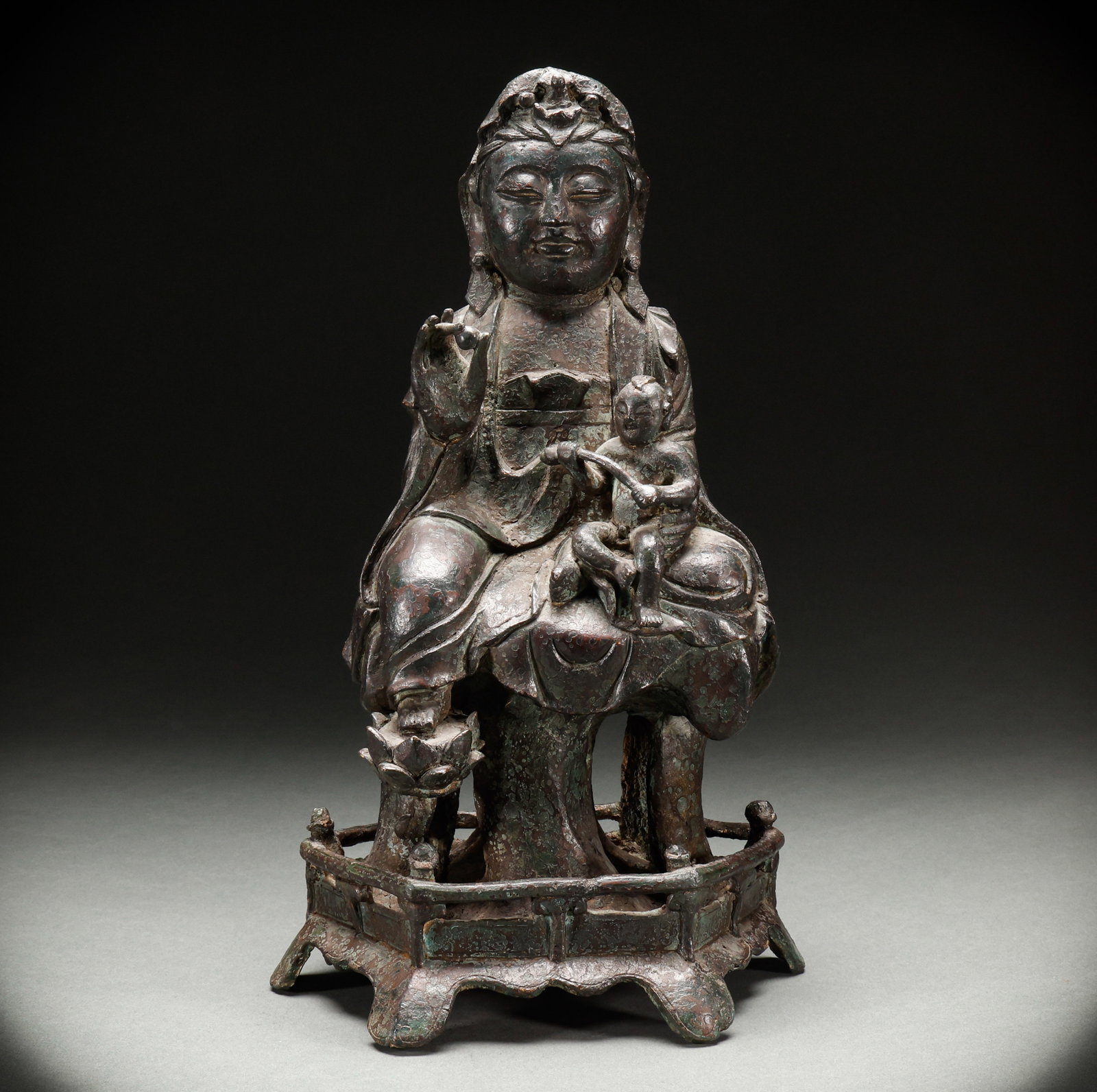Bronze gilded Buddha statues from the Ming Dynasty: Ming-Dynasty Gilt-Bronze Buddhist Figure. With a quiet, dignified air of refined elegance, the piece stands 39 cm tall, is 23 cm wide, and weighs 9,074 g. The features are reverent and dignified, the 
