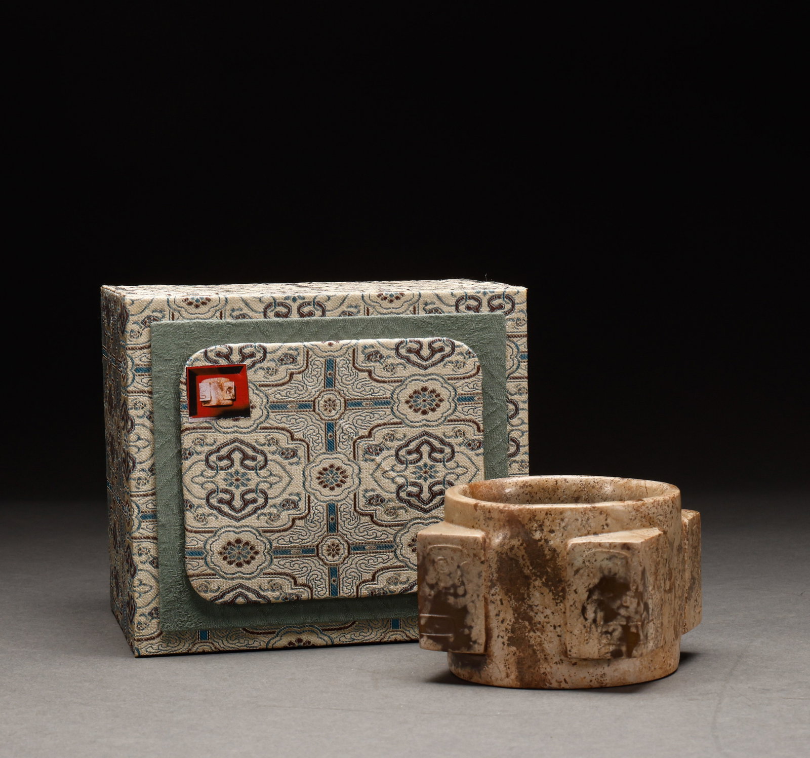 Hetian Yucong before the Ming Dynasty: Pre-Ming Hetian Jade Cong (Ritual Tube). Splendid and dignified, bearing an air of grandeur, the piece stands 6.8 cm tall, is 8.7 cm wide, and weighs 552 g. The jade is warm and translucent with natur