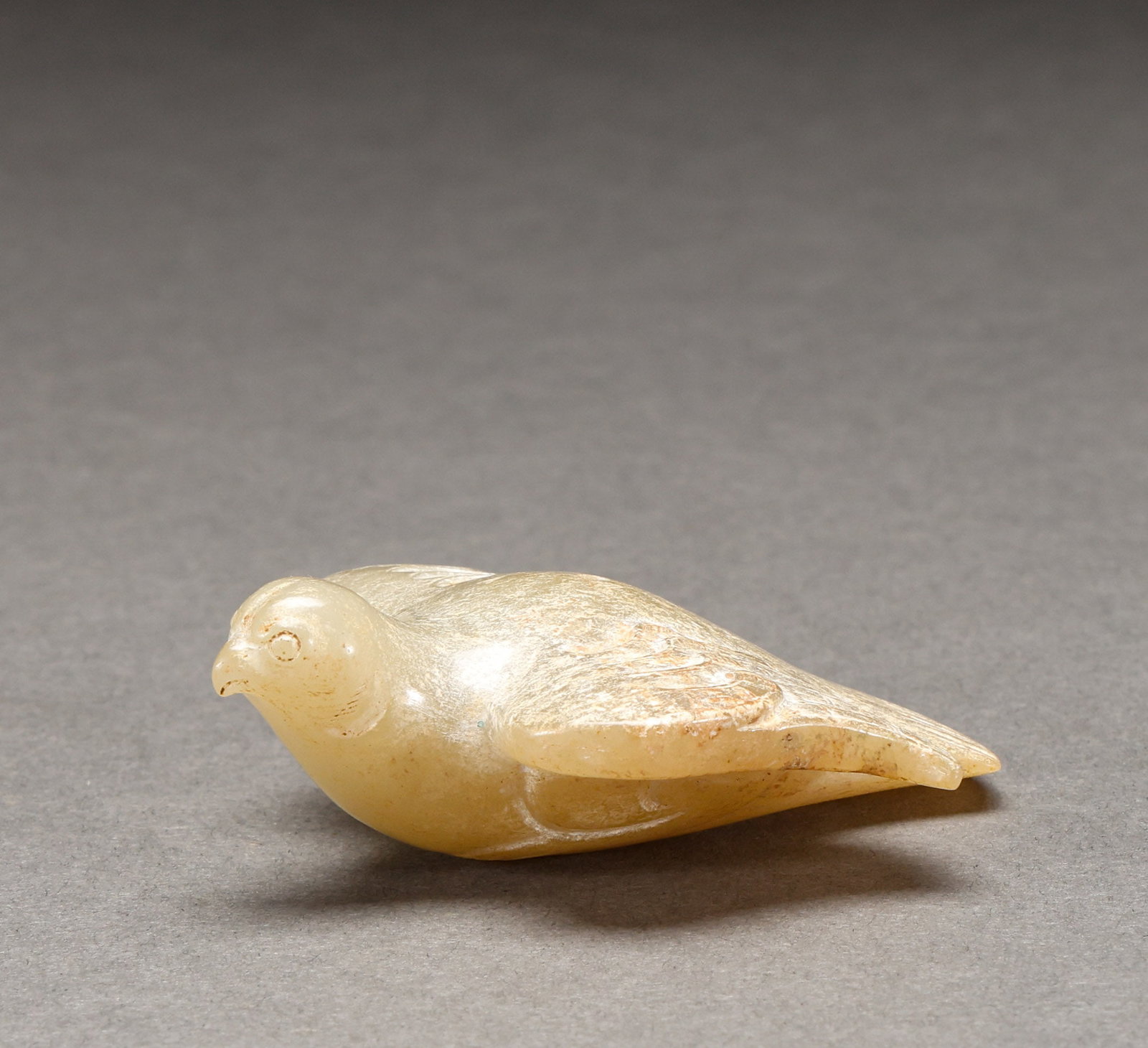 He Tian Yuying before the Ming Dynasty: Pre-Ming Hetian Jade Eagle. Lofty in style and timeless in appeal, the piece stands 6.8 cm tall, is 5.5 cm wide, and weighs 59 g. The material is glossy, the carving incisive and full of antique spiri