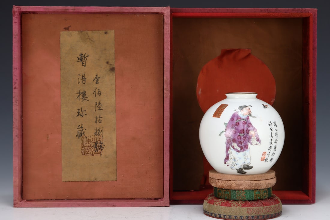 Qing Dynasty porcelain spherical vase (figure pattern): Qing-Dynasty Porcelain Ball-Shaped Appreciation Vase (Figure Motif). Crafted with the consummate skill of a golden age, the piece stands 9 cm tall, and is 9 cm wide. The body and glaze are lustrous, t