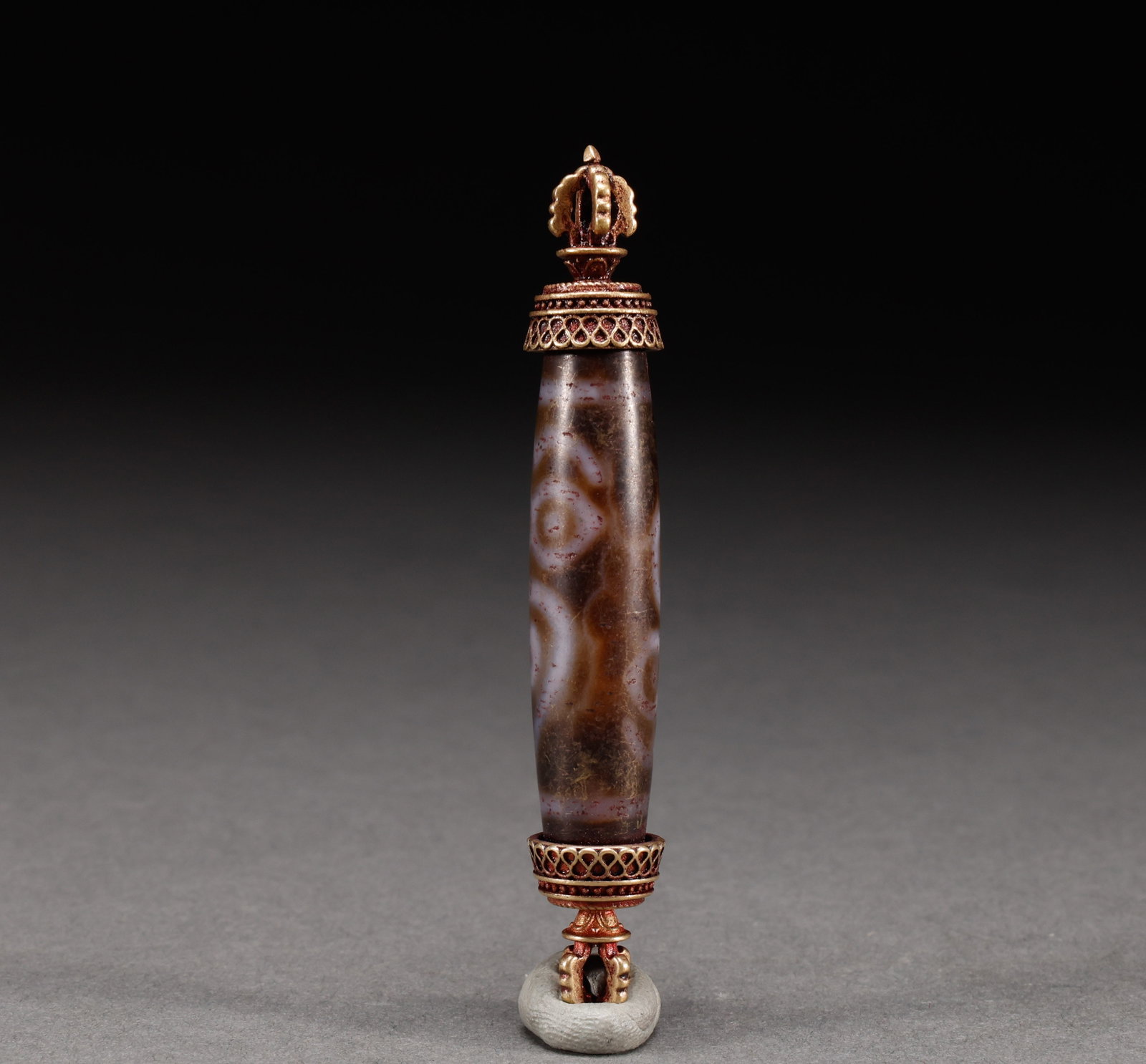 Qing or former Tianzhu: Qing or Earlier Dzi Bead. Meticulously worked with singular artistry, the piece stands 8.5 cm tall, is 1.5 cm wide, and weighs 23 g. The modeling is refined and the ornamentation rich, marking it a pr