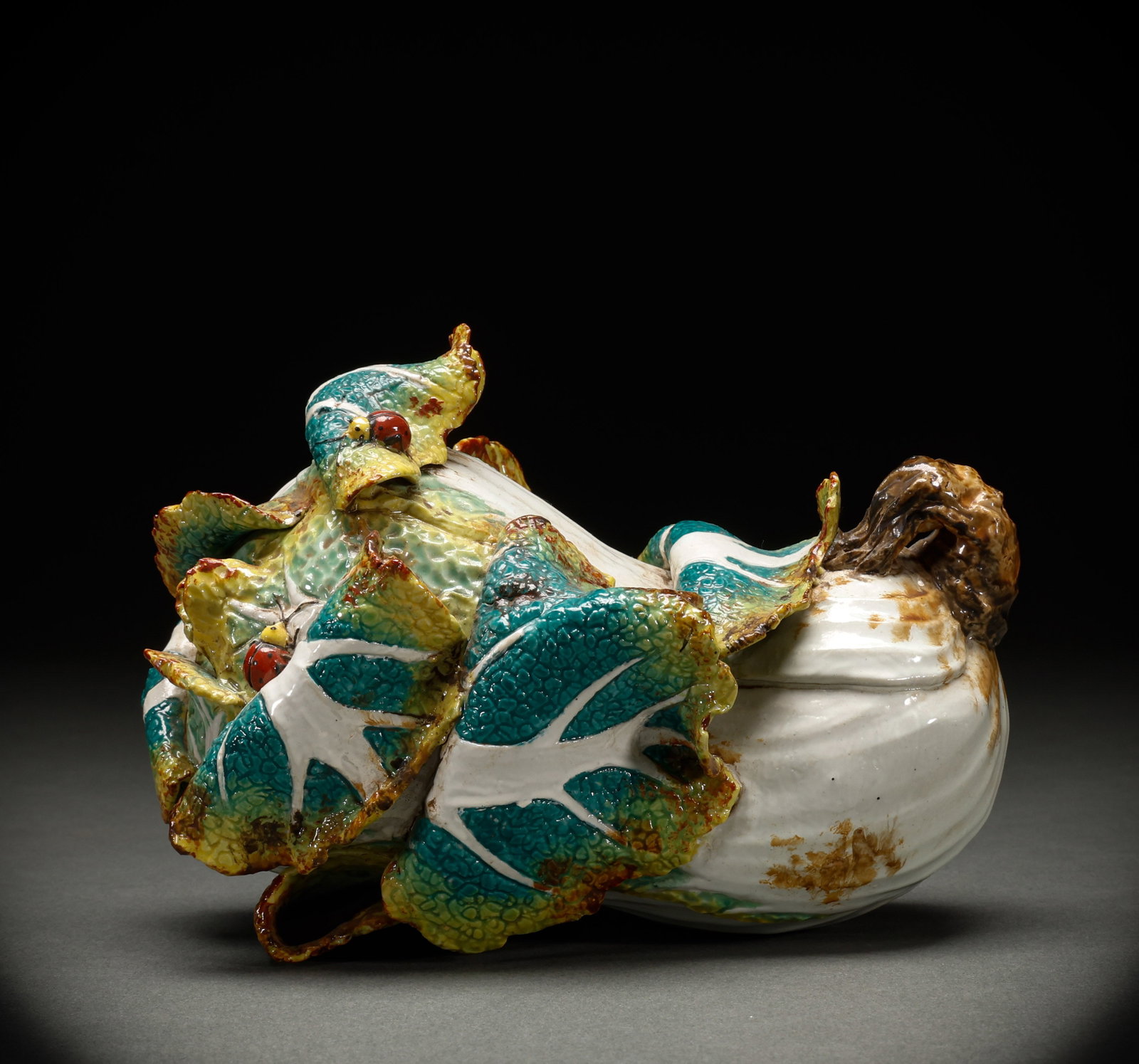 Biomimetic porcelain cabbage from the Qing Dynasty: Qing-Dynasty Imitation-Gourd Porcelain Cabbage. Steeped in antique charm, its patina warm and mellow, the piece stands 12 cm tall, is 17 cm wide, and weighs 592 g. The glaze is moist, the enamel vivid