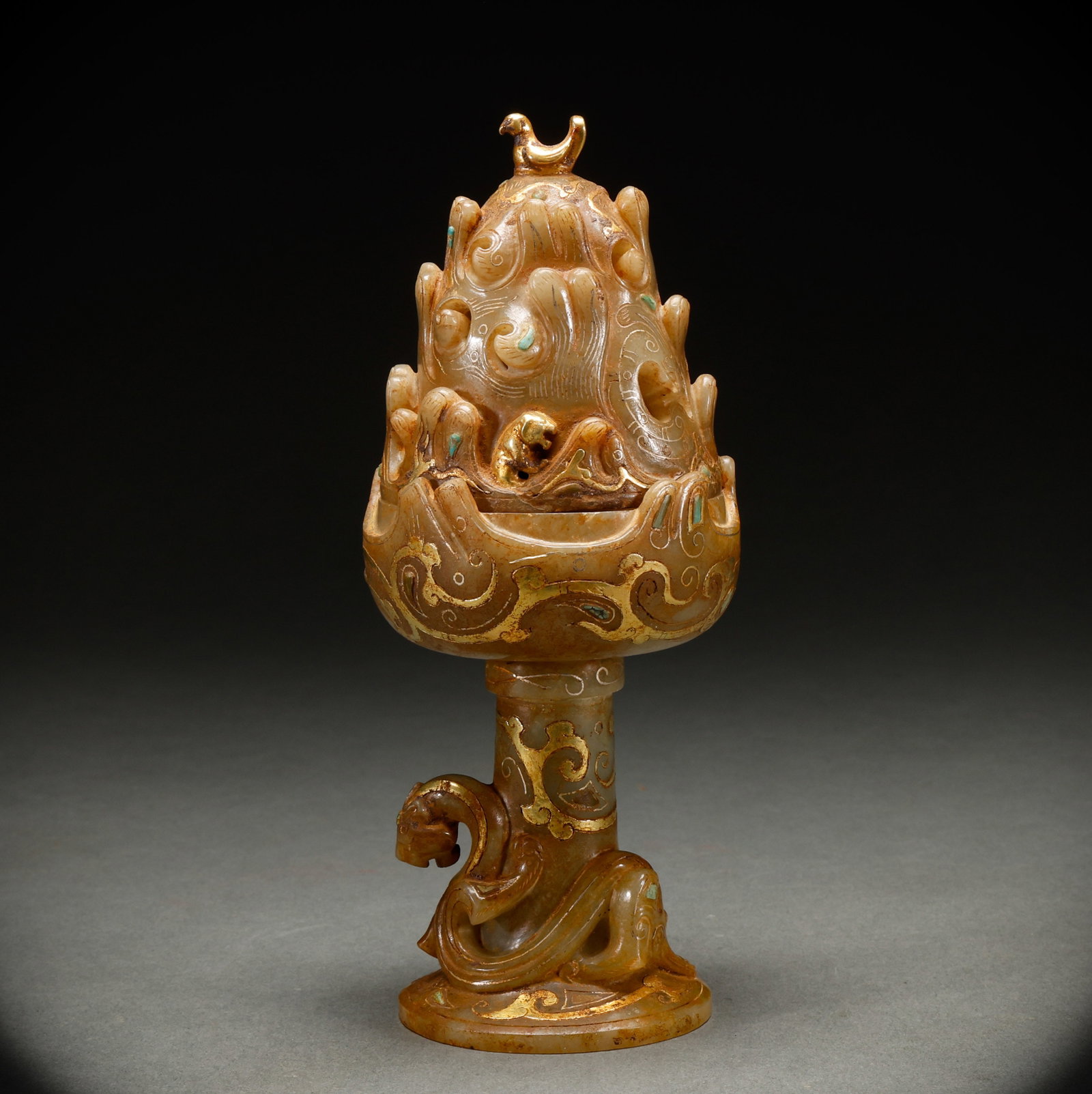 Hotan Jade inlaid with gold wire Boshan stove before the Ming Dynasty: Pre-Ming Hetian Jade Boshan Incense Burner Inlaid with Gold Wire. Splendid and dignified, bearing an air of grandeur, the piece stands 20 cm tall, is 8.2 cm wide, and weighs 509 g. The jade is warm an