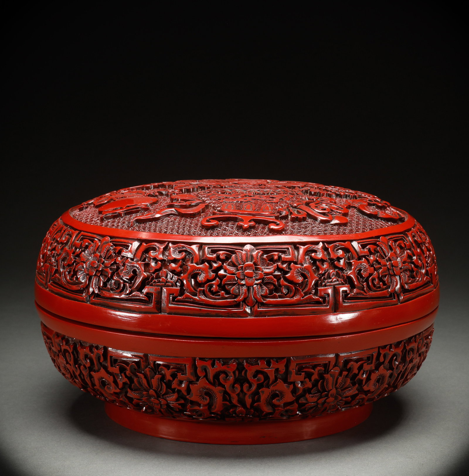 Qing Dynasty Red Flower Pattern Cover Box (1 of 9)