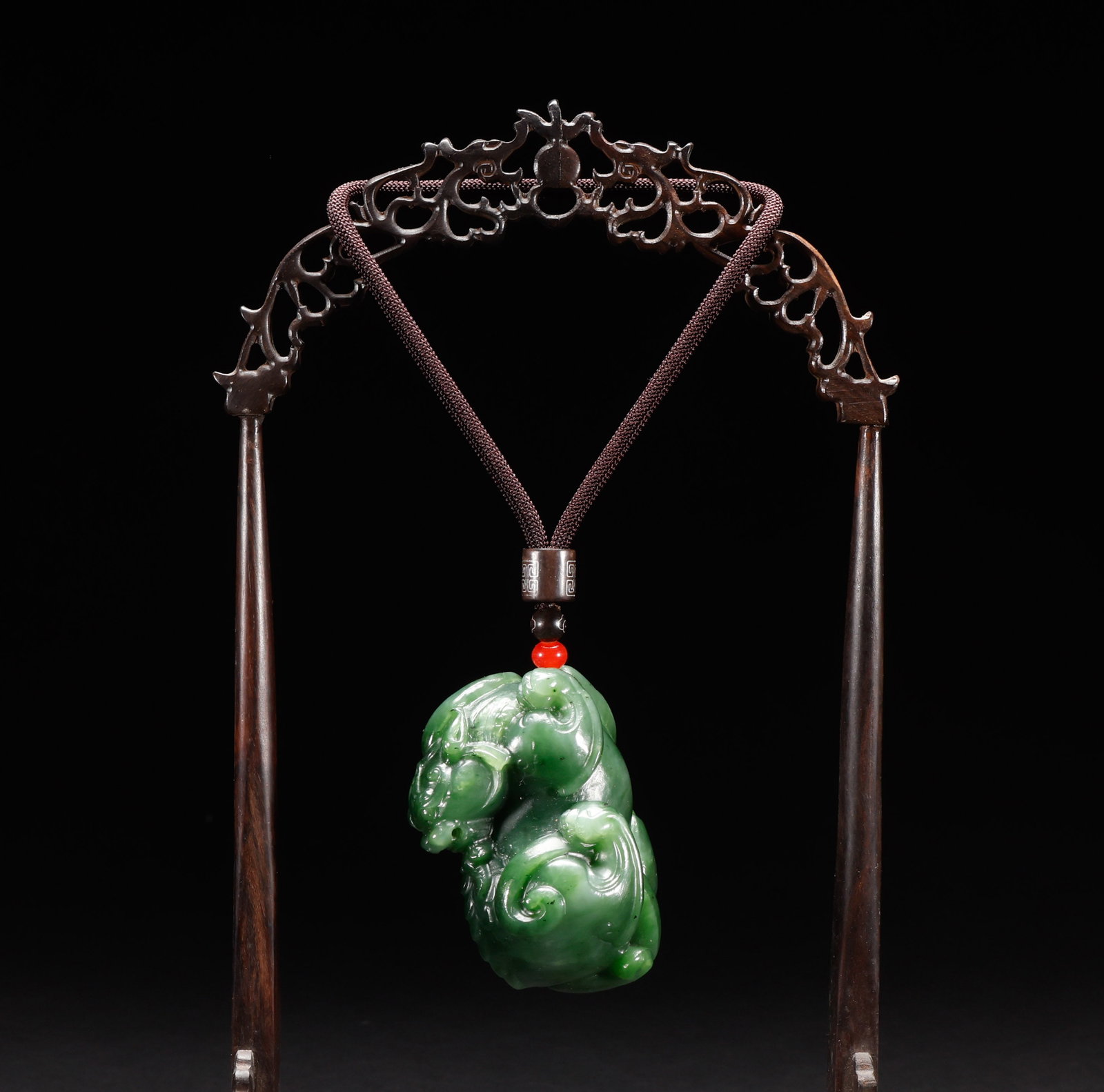 Qing Dynasty Hetian Biyu auspicious beast handle: Qing-Dynasty Hetian Jasper Auspicious Beast Hand Piece. Of superb material and workmanship alike, the piece stands 5 cm tall, is 7.5 cm wide, and weighs 246 g. Fine-grained and thickly patinated, comp