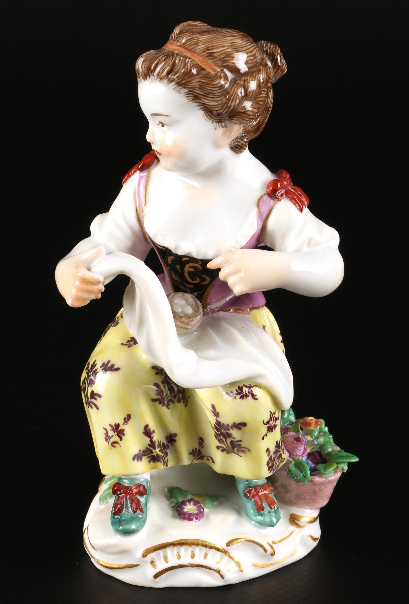 Meissen Gärtnerkind Mädchen mit Vogelnest,: Porzellan, blaue Schwertermarke 1. Wahl, Pressnummer 34, Entwurf von Johann Joachim Kaendler (1706-1775), H 11 cm, am Bauch rest.