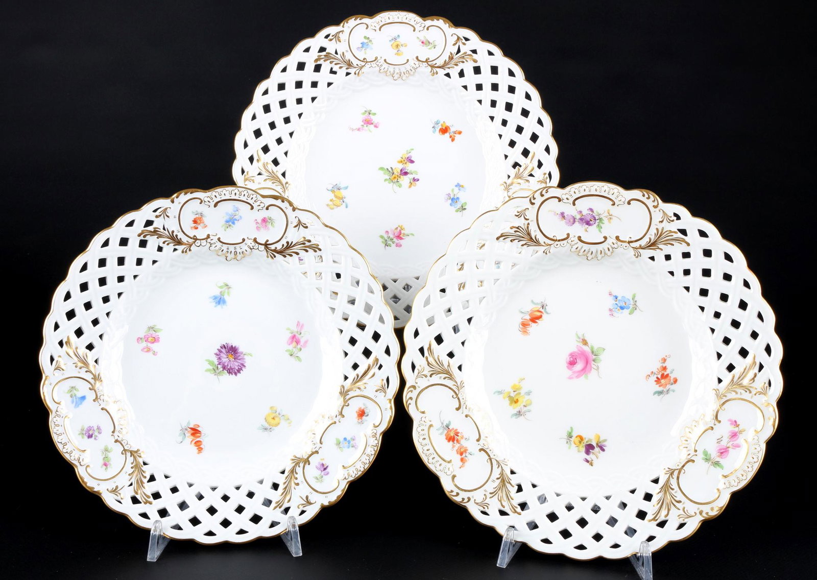 Meissen Streublümchen 3 Durchbruchteller, cutwork: Porzellan, blaue Schwertermarke 1. Wahl, Knaufmarke 1860-1924, Dekor Streublümchen, 2x D 20,5 cm, 1x D 21,5 cm, minimaler Produktionsriss