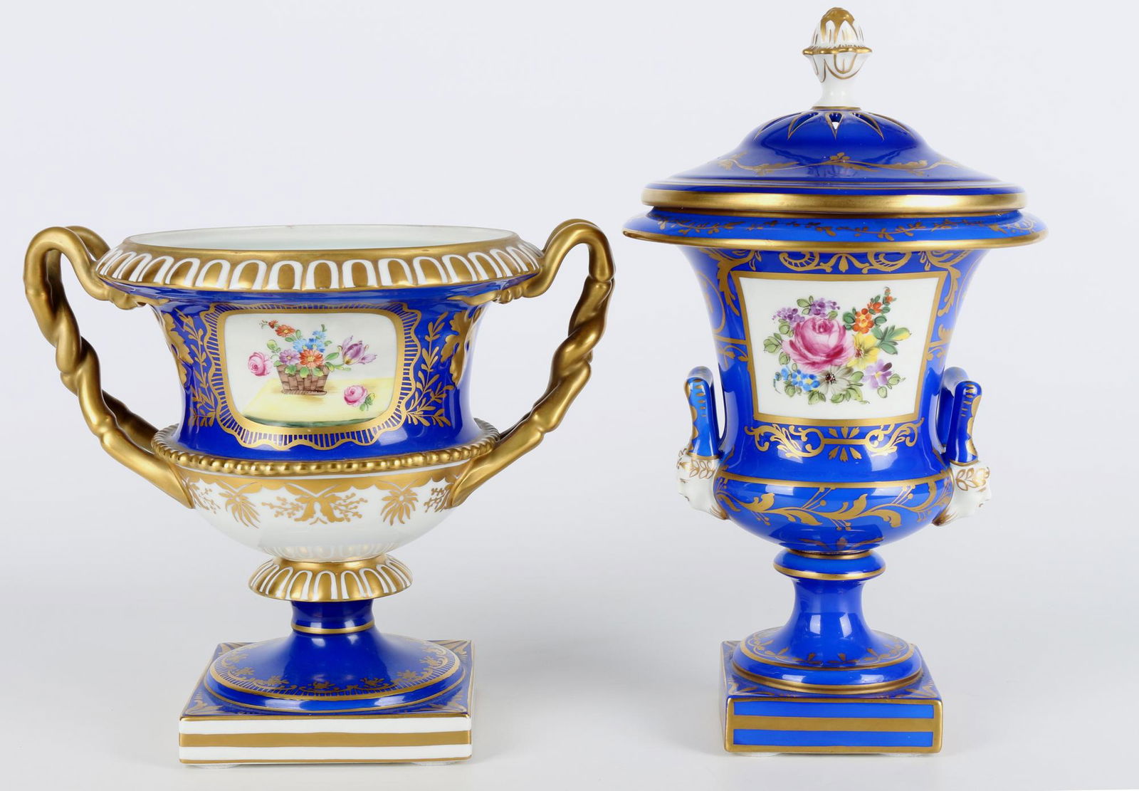 Potschappel Carl Thieme 2 kobaltblaue Pokale, lid cups,: Porzellan, Dresden, blaue Bodenmarke, Entwurf von Carl Thieme (1816-1884), Dekor kobaltblauer Fond, Blumenmalerei mit Goldstaffage und seitlichen Handhaben, 1x H 18 cm x B 20,5 cm x D 15 cm, 1x H 24,5