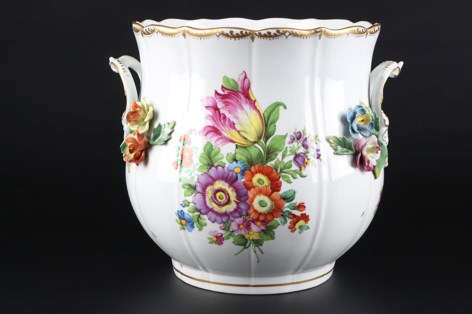 Potschappel Carl Thieme großer Übertopf,: Porzellan, Dresden, blaue Bodenmarke, Entwurf von Carl Thieme (1816-1884), Formnummer 593260, Dekor reiche Blumenmalerei mit plastischen Blüten und seitlichen Handhaben, H 22,5 cm x B 26 cm x D 2