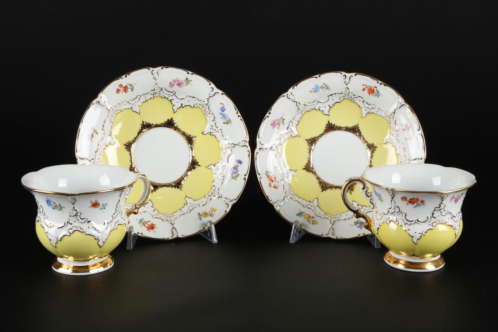 Meissen B-Form Yellow Strewn Flowers 2 coffee cups 1st choice, Gelb StreublÃ¼mchen 2 Kaffeegedecke: Porzellan, blaue Schwertermarke 1. Wahl, Dekor B-Form Gelb mit StreublÃ¼mchen, 2x Kaffeetassen H 8 cm x B 11,5 cm x D 9,5 cm, 2x UT 16 cm, eine Tasse mit Chip am Stand, Abrieb