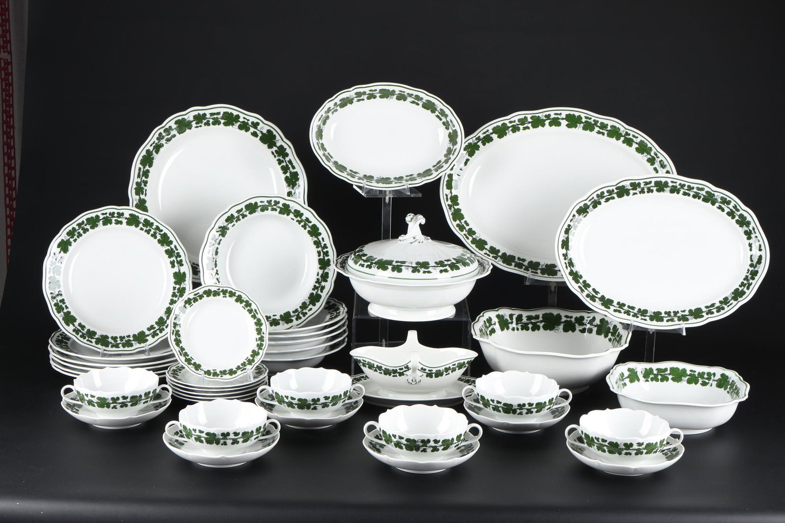 Meissen Vine Leaves dining service for 6 perssons 1st choice, Weinlaub 1.Wahl umfangreiches: 37-teiliges Porzellan, Schwertermarke 1. Wahl, Dekor Weinlaub, 1x Terrine H 17 cm x D 27 cm, 6x Speiseteller D 25,5 cm, 6x Suppenteller D 24,5 cm, 6x Kuchenteller D 16,5 cm, 6x Suppentassen H 6 cm x B