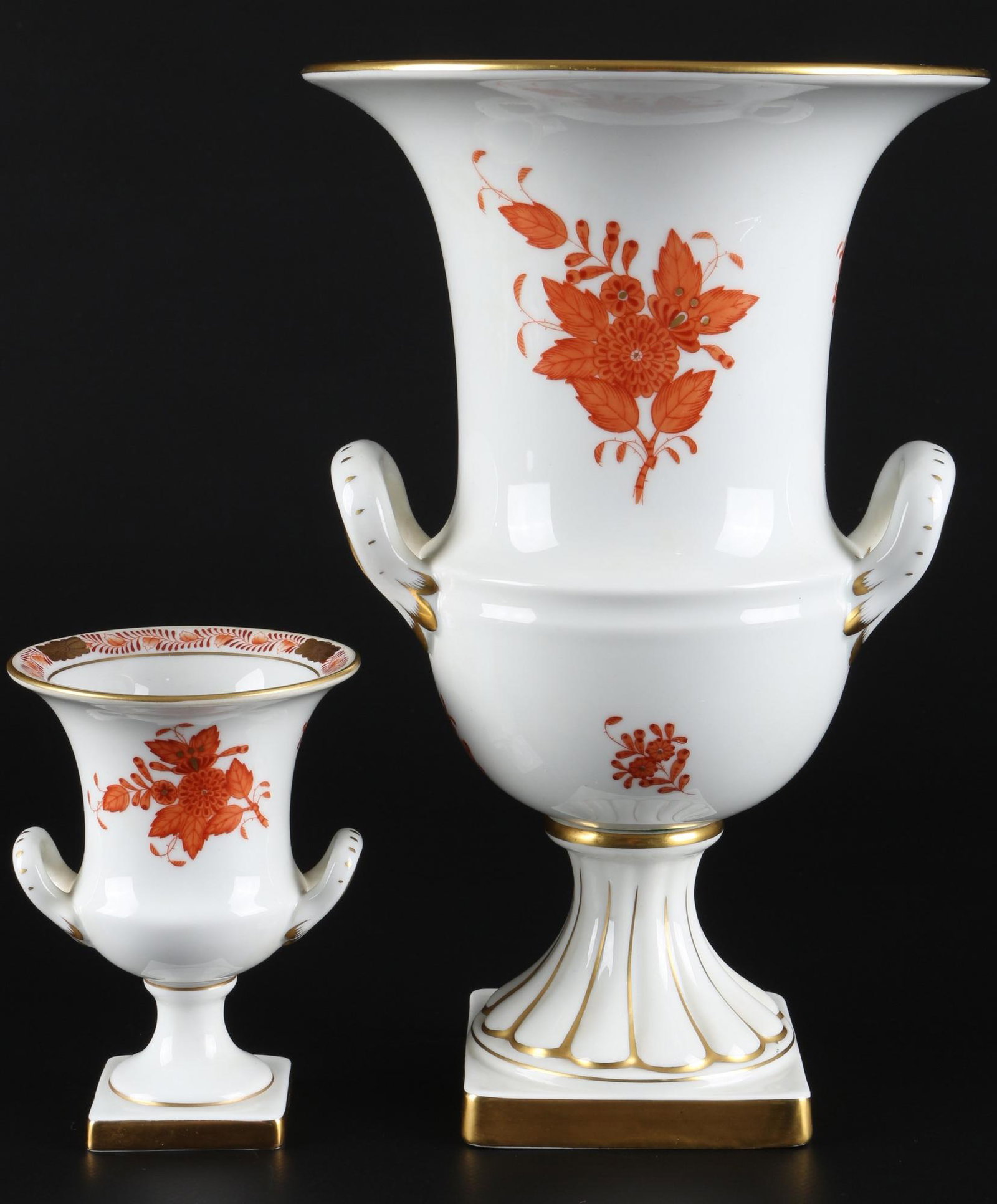 Herend Apponyi Orange 2 porcelain amphora, 2 Henkelvasen, porcelain amphora,: Porzellan, Ungarn 20. Jahrhundert, blaue Bodenmarke, Dekor AOG Apponyi Orange, 1x Vase #6431 H 24,5 cm x D 15,5 cm, 1x Vase #6532 H 11 cm x D 8 cm