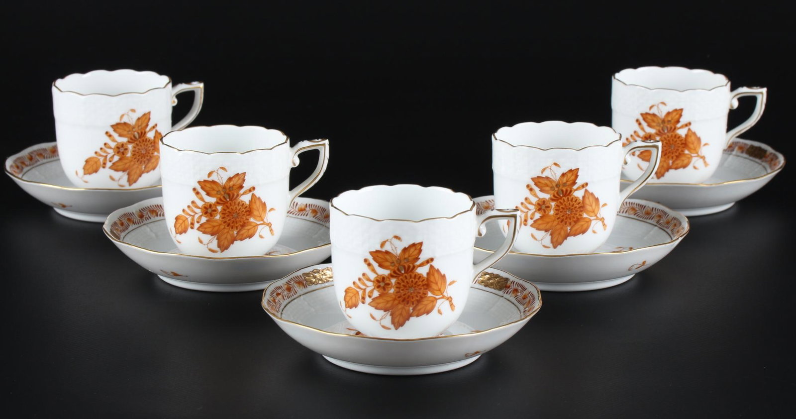 Herend AM Apponyi Brown 5 mocha coffee cups with saucers, 5 Mokkatassen,: Porzellan, Ungarn 20. Jahrhundert, blaue Bodenmarke, Dekor AM Apponyi Braun, Reliefdekor und Goldrand, Modellnummer 709, 5x Tassen H 5 cm x B 7,5 cm x D 6 cm, 5x UT D 11,5 cm