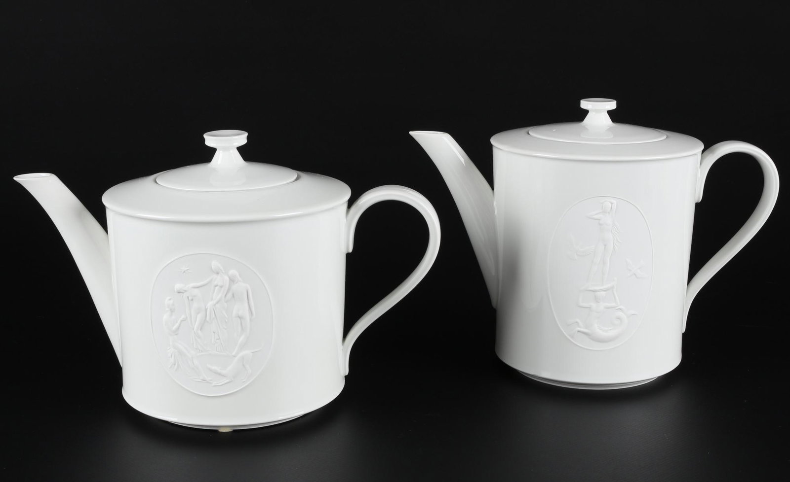 KPM Berlin Arkadia tea and coffee pot, Kaffeekanne und Teekanne,: Porzellan, KÃ¶nigliche Porzellanmanufaktur Berlin, blaue Zeptermarke, Dekor Arkadia, 1x Teekanne H 14,5 cm x B 23 cm x D 13,5 cm, 1x Kaffeekanne H 16 cm x B 21 cm x D 12 cm