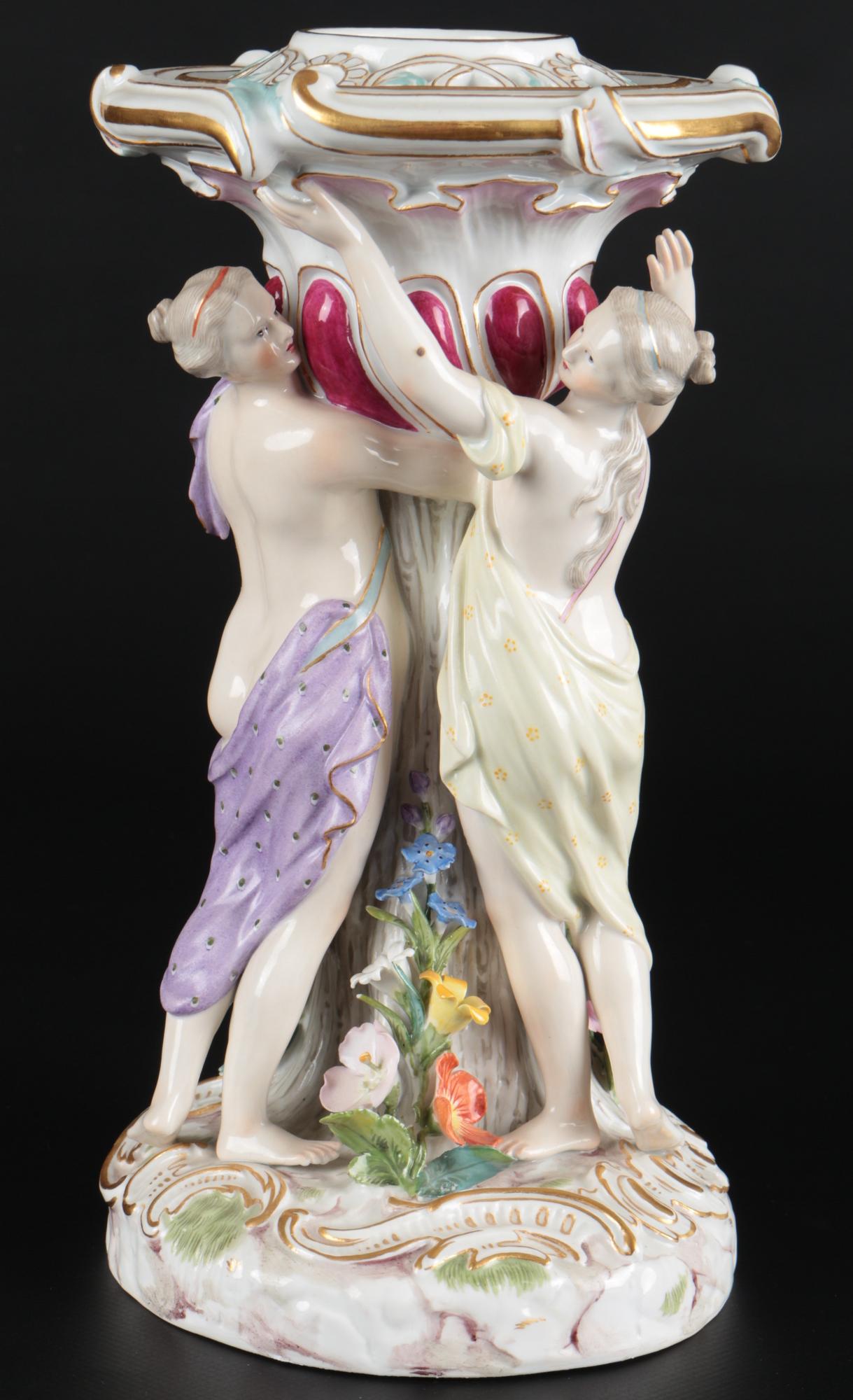 Meissen Drei Grazien, three graces,: Porzellan, blaue Schwertermarke mit einem Schleifstrich, Knaufmarke 1860 - 1924, Entwurf von Johann Joachim Kaendler (1706-1775), Formnr. 2685, H 25,5 cm x D 13,5 cm, Chips an BlÃ¼ten, Spannungsriss