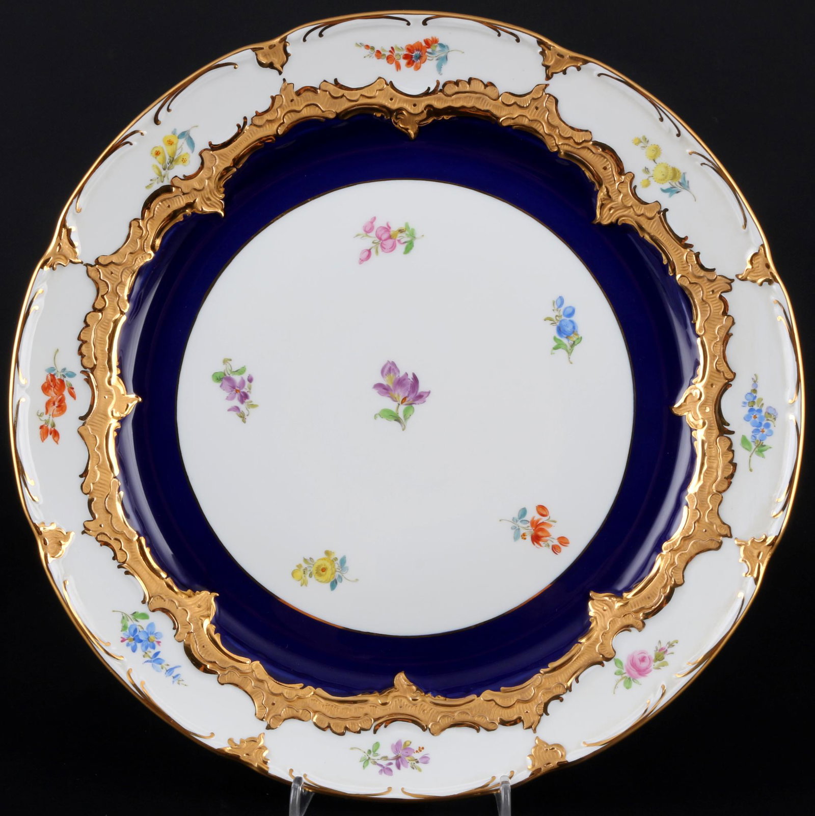 Meissen B-Form Strewn Flowers Royal Blue large splendor platter 1st choice, groÃŸe Prunkplatte: porcelain, blue sword mark 1st choice, dÃ©cor B-Form royal blue with Strewn Flowers, model no. 15507, D 31 cm