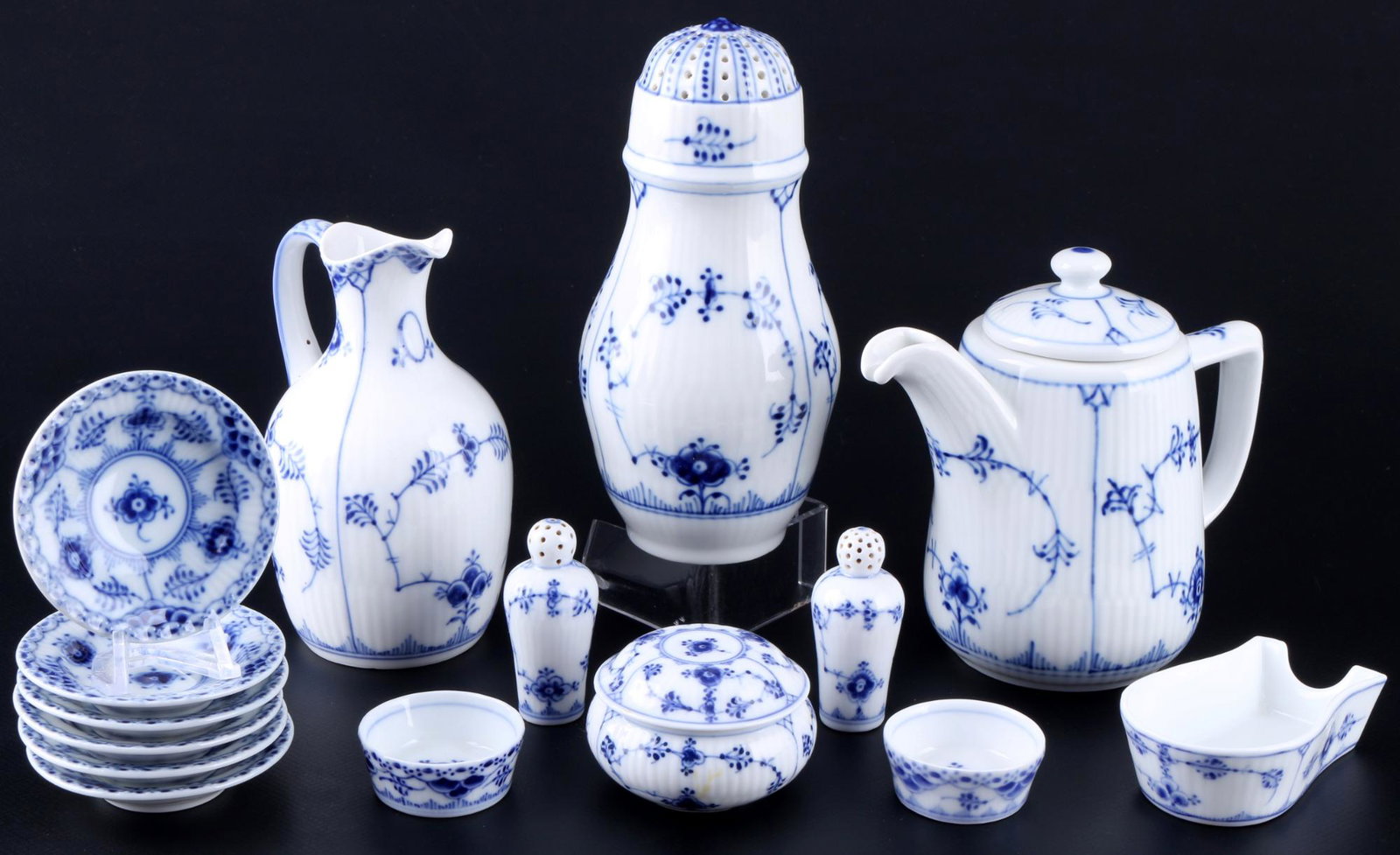 Royal Copenhagen Musselmalet 15-piece porcelain lot, Porzellan Konvolut,: 15-piece porcelain, Denmark, green company mark and blue waves, dÃ©cor Musselmalet, 1x large sugar shaker #2126 H 16.5 cm, 1x jug #2213 H 12.5 cm x D 8.5 cm, 1x jug #1179 H 13.5 cm, 6x confectionary