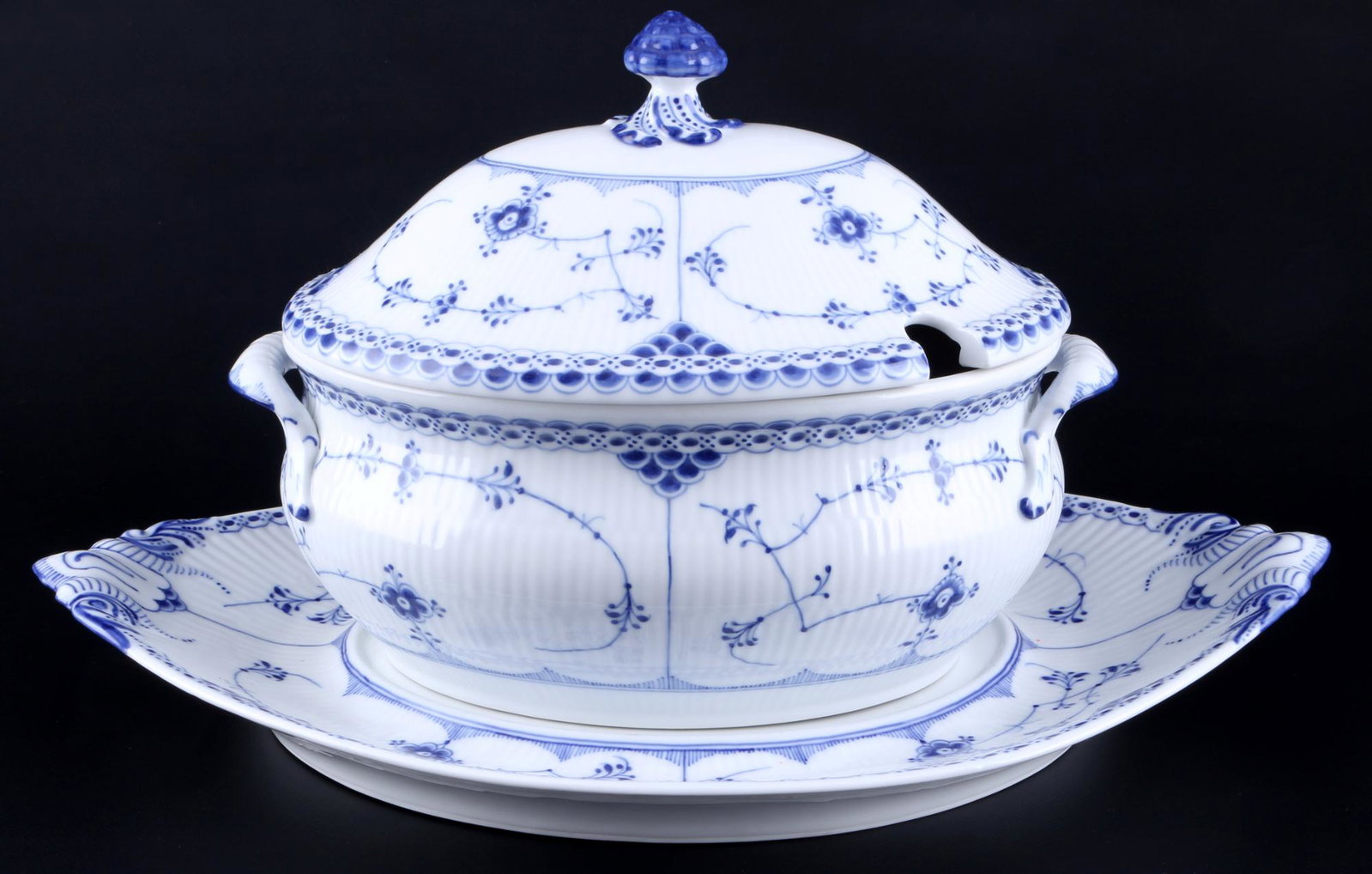 Royal Copenhagen Musselmalet large tureen with platter, groÃŸe Deckelterrine mit Platte,: porcelain, Denmark, green company mark and blue waves, dÃ©cor Musselmalet Half Lace, large tureen#596 H 24 cm x L 33 cm x W 22 cm, platter # 600 L 50 cm x W 31 cm