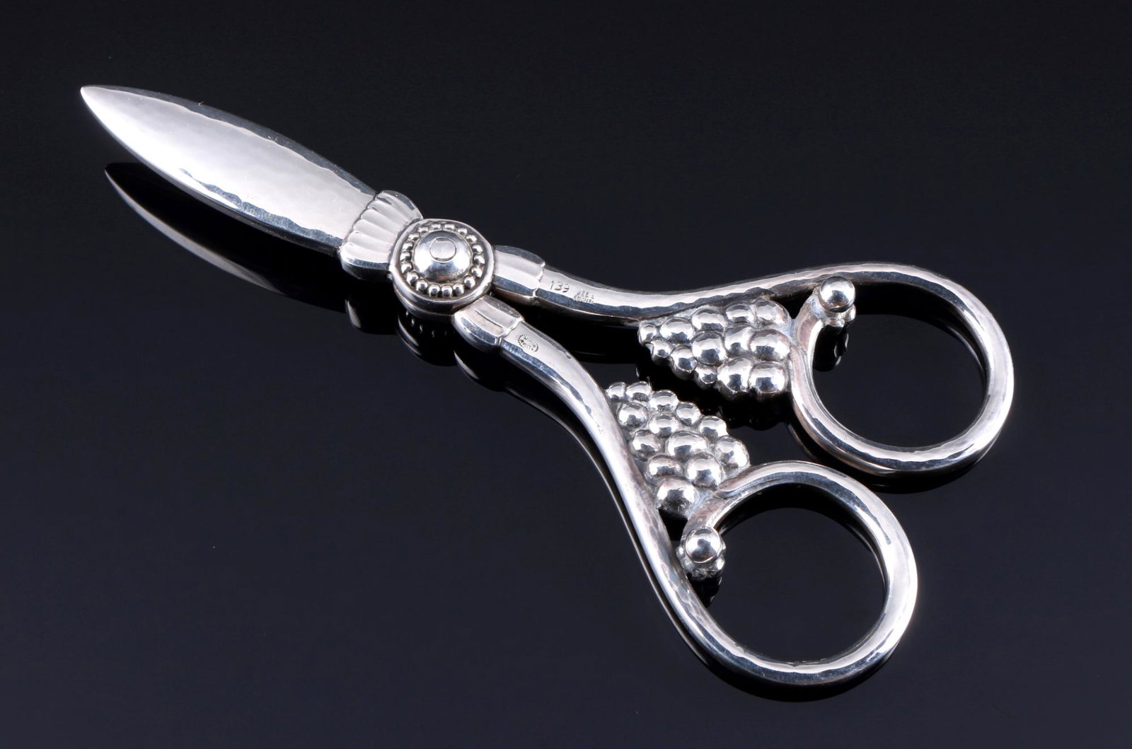 Georg Jensen Blossom / Magnolia 925 sterling silver grape scissor, Silber Traubenschere,: silver, stamped Georg Jensen hallmark + sterling Denmark + 139, dÃ©cor Blossom, 1x L 13 cm, weight 94 grams