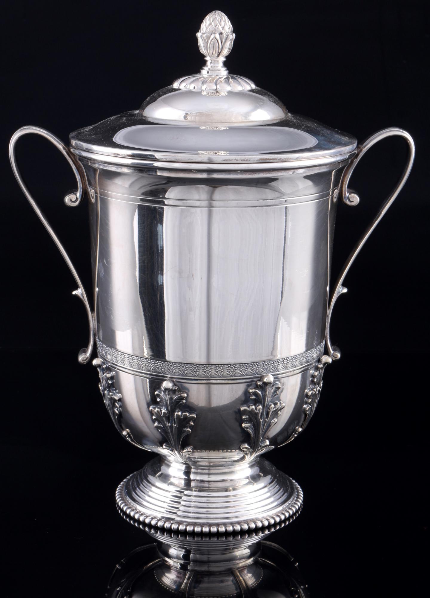 Laboratorio D'Argenteria Arno Fassi 800 silver twin handled lidded cup, Silber Deckelpokal,: Silver, Italy, stamped 800 + national mark 48 MI (Milano) + Arno Fassi company stamp, lidded cup on both sides with handles, acanthus leaf dÃ©cor and stepped foot, H 23.5 cm x W 18.5 cm x D 13 cm, w