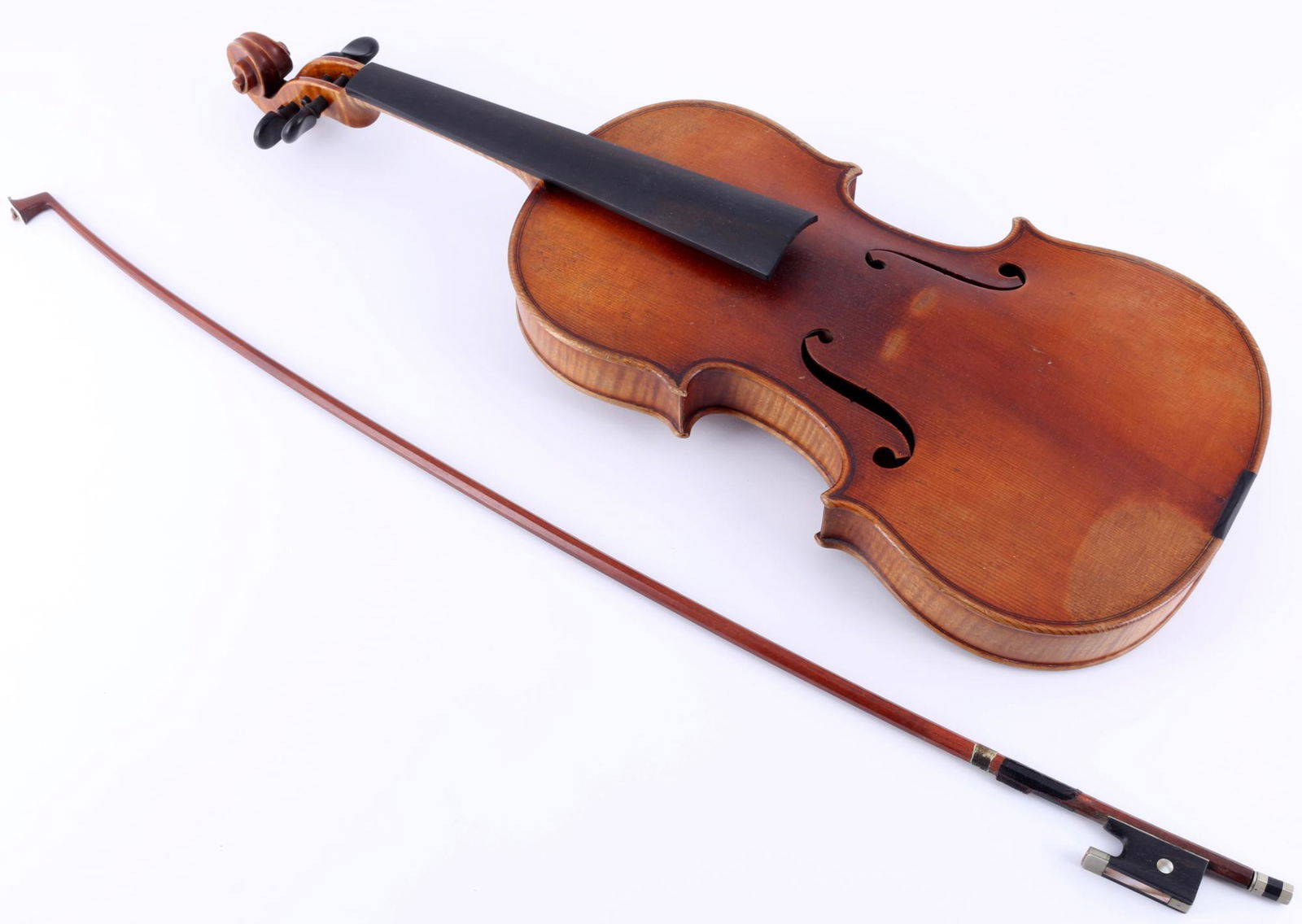Eugen GÃ¤rtner Stuttgart violin 4/4, Violine,: with inscription E. GÃ¤rtner Stuttgart (party recognizable), split floor, violin L 59 cm, bow L 74 cm, ceiling scale 19.5 cm, neck scale 13.5 cm, clamping screw of the bow slightly bent, missing par